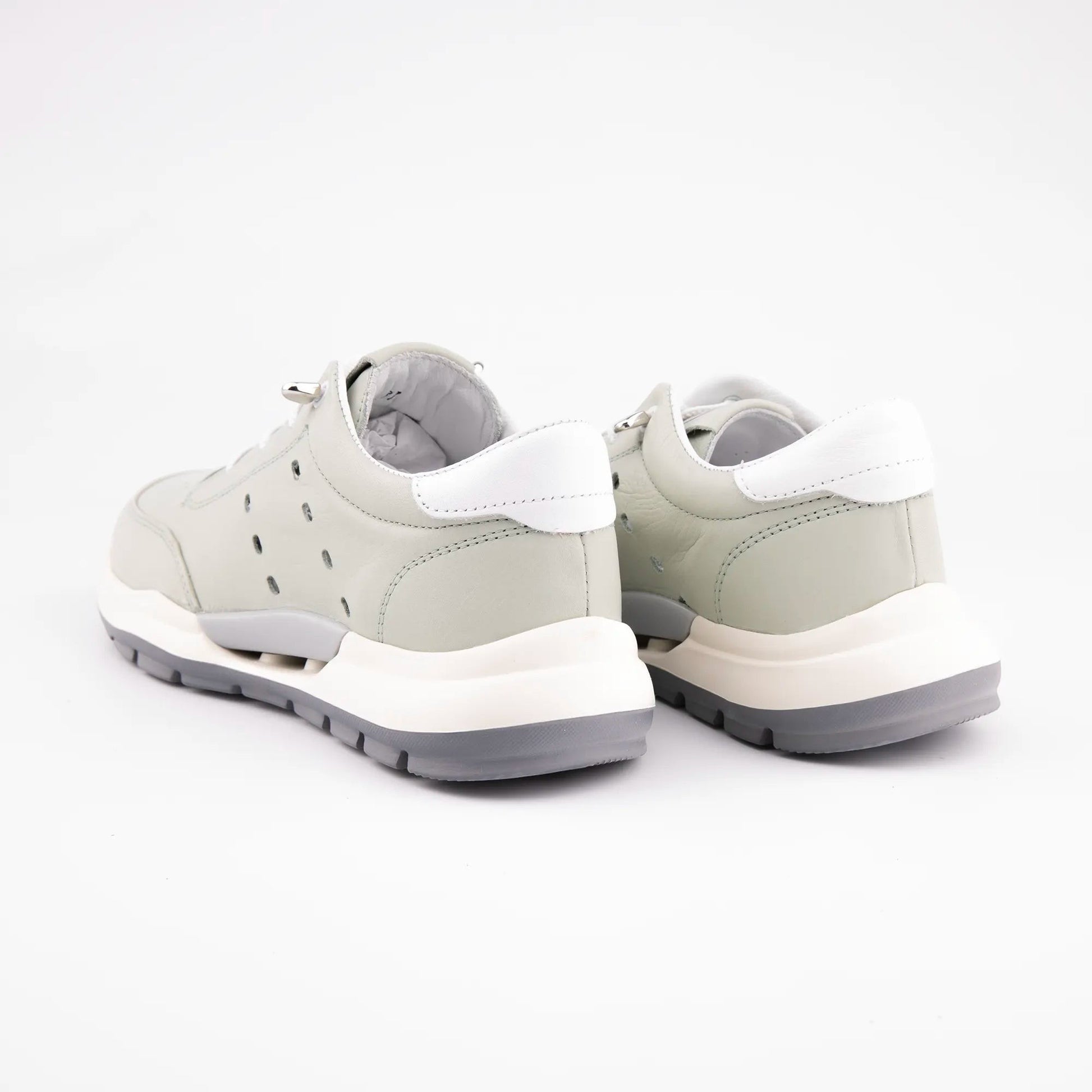 MrCalvano Comfort Walk gri deri sneaker, yan kısımlarında hava alan delikli detaylara ve beyaz taban yapısına sahip.