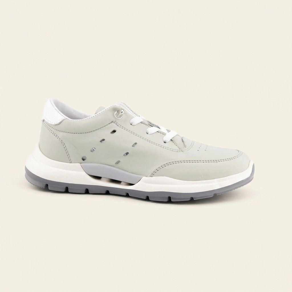 MrCalvano Comfort Walk gri deri sneaker, yan kısımlarında hava alan delikli detaylara ve beyaz tabana sahip.
