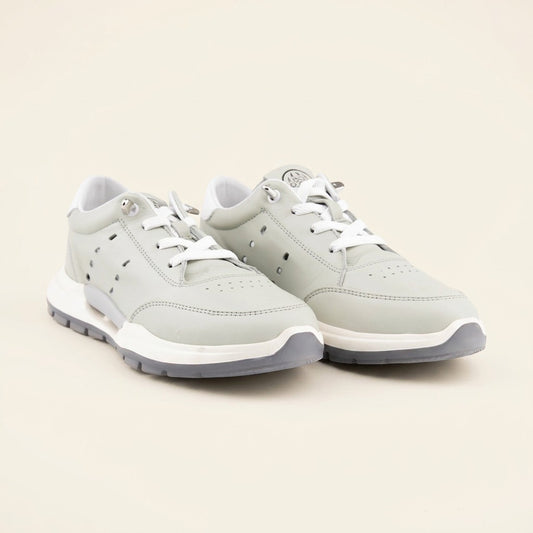 MrCalvano Comfort Walk gri deri sneaker, nefes alabilen delikli detaylara ve beyaz bağcıklı modern tasarıma sahip.