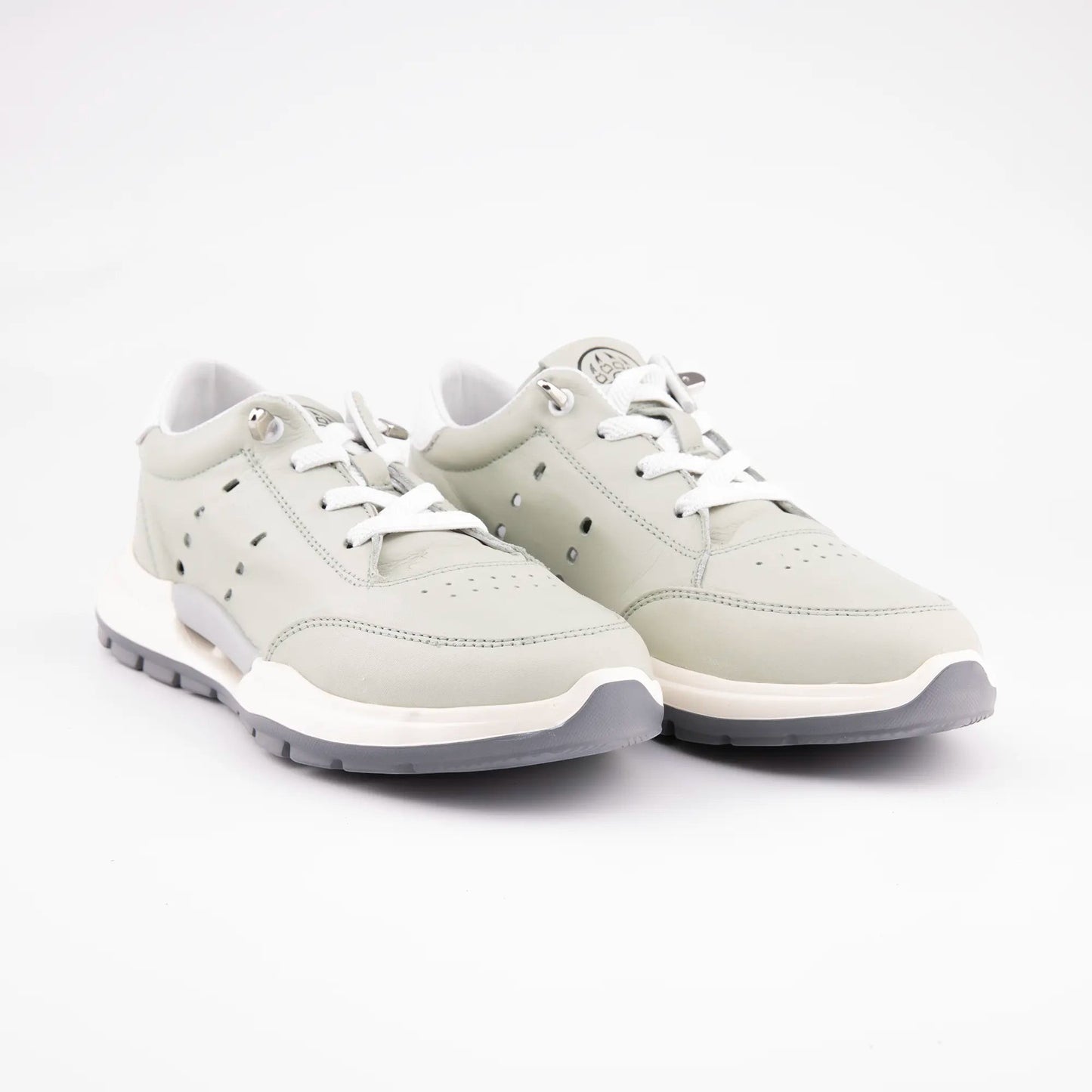 MrCalvano Comfort Walk gri deri sneaker, nefes alabilen delikli detaylara ve beyaz bağcıklı modern tasarıma sahip.
