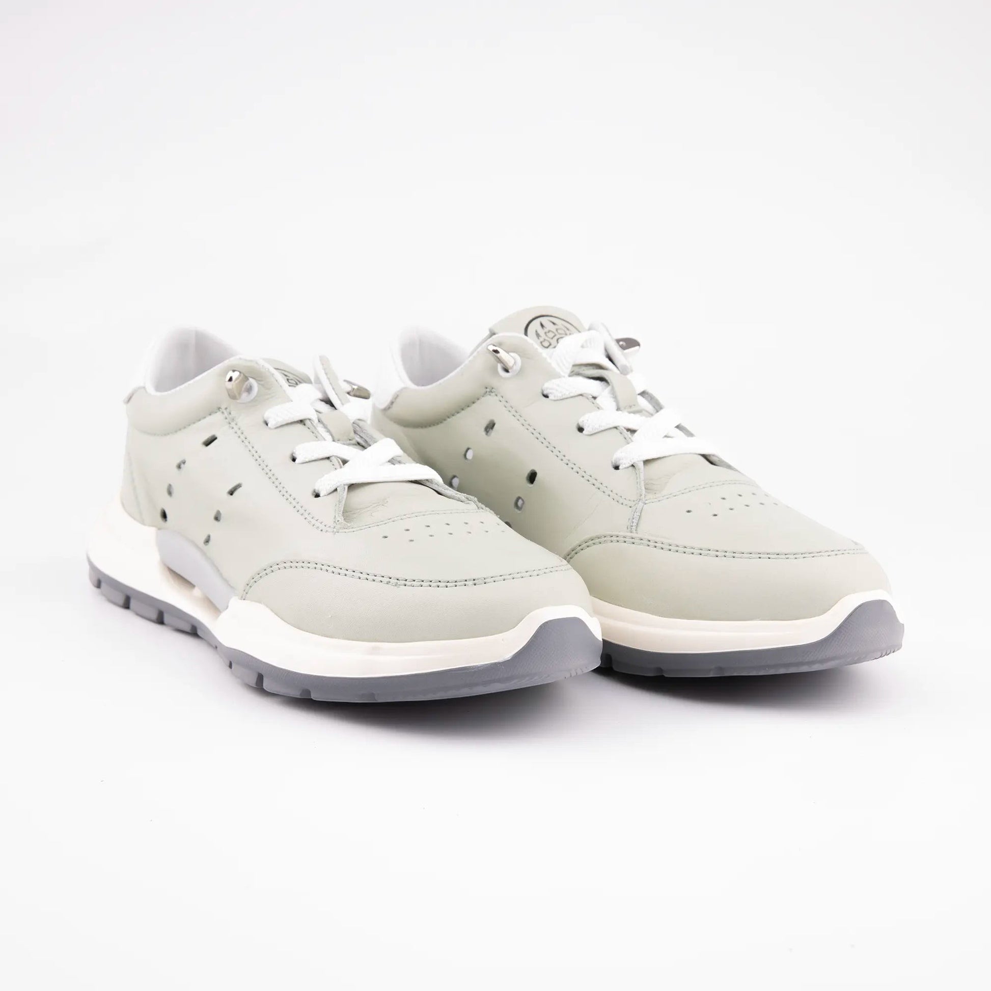 MrCalvano Comfort Walk gri deri sneaker, nefes alabilen delikli detaylara ve beyaz bağcıklı modern tasarıma sahip.
