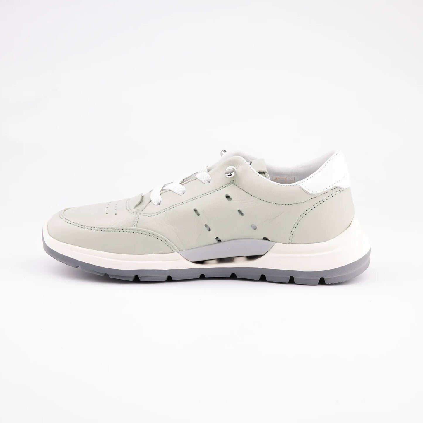 MrCalvano Comfort Walk gri deri sneaker, yan profilden görünüm, beyaz detaylı ve ergonomik tabanlı günlük spor ayakkabı.