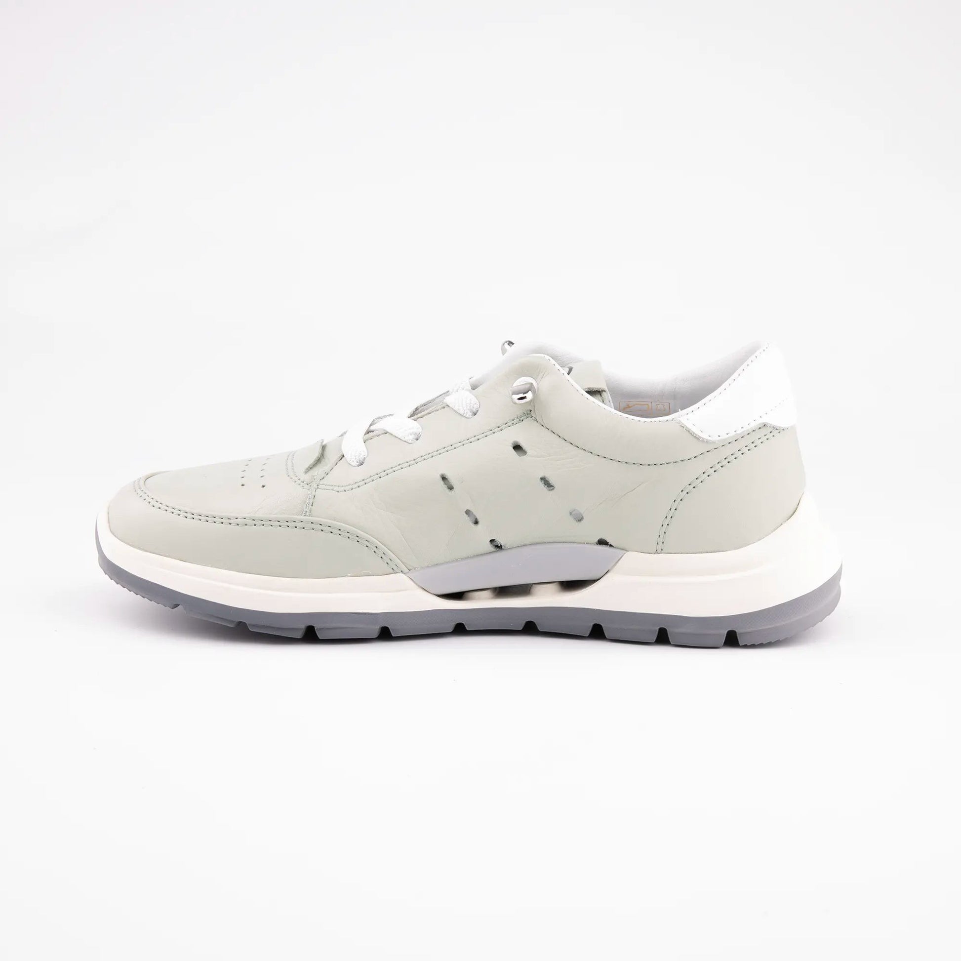 MrCalvano Comfort Walk gri deri sneaker, yan profilden görünüm, beyaz detaylı ve ergonomik tabanlı günlük spor ayakkabı.