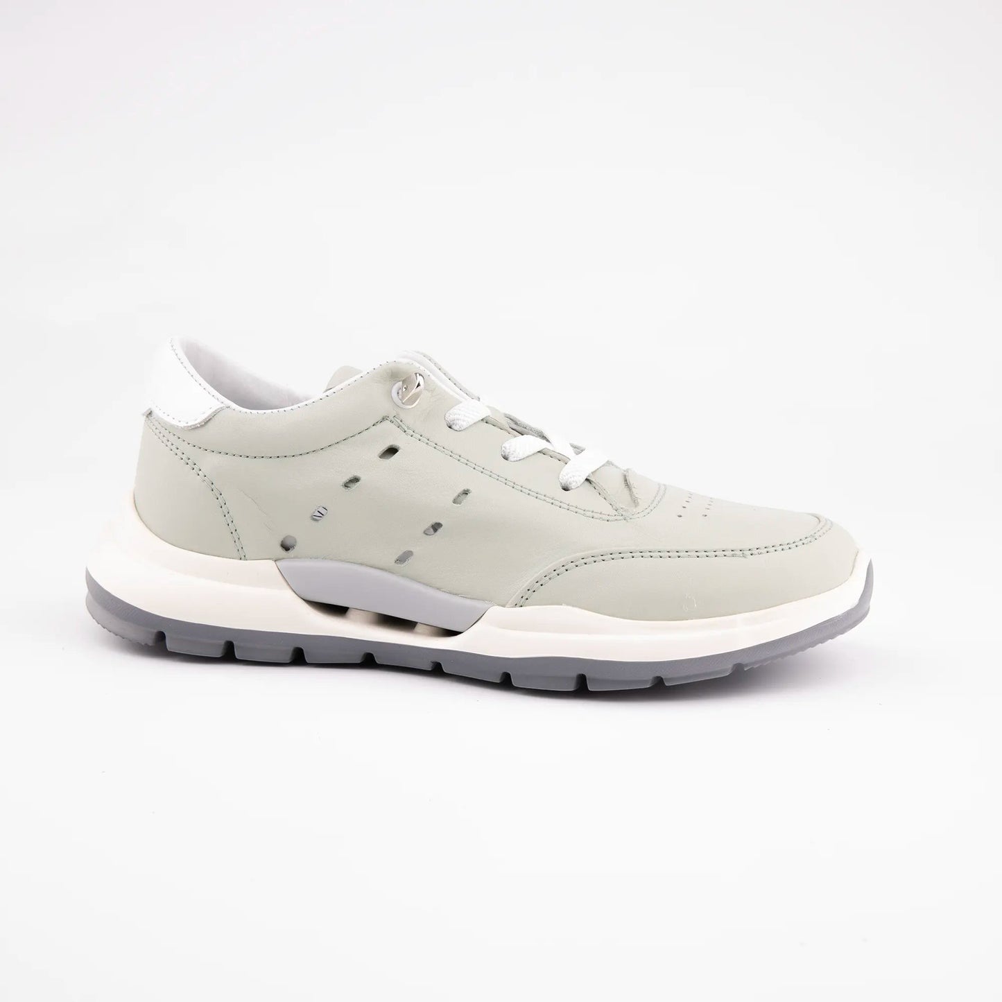 MrCalvano Comfort Walk gri deri sneaker, yan yüzeyinde delikli detaylar ve beyaz bağcıklı modern tasarım.