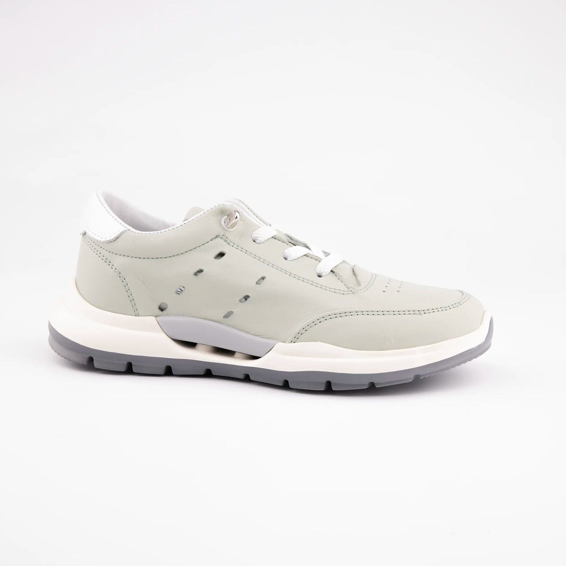 MrCalvano Comfort Walk gri deri sneaker, yan yüzeyinde delikli detaylar ve beyaz bağcıklı modern tasarım.