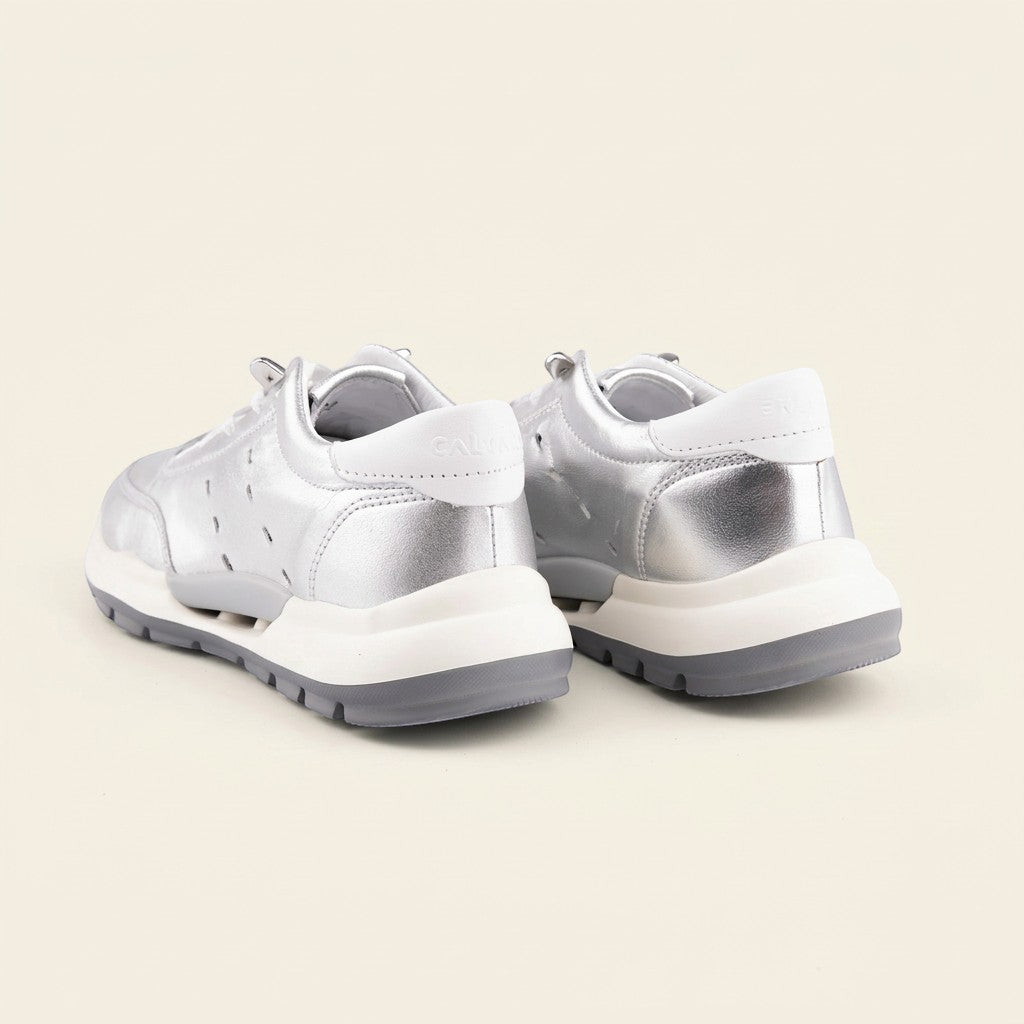 MrCalvano Comfort Walk gümüş renkli, delikli detaylara sahip, beyaz tabanlı modern deri sneaker ayakkabı arkadan görünüm