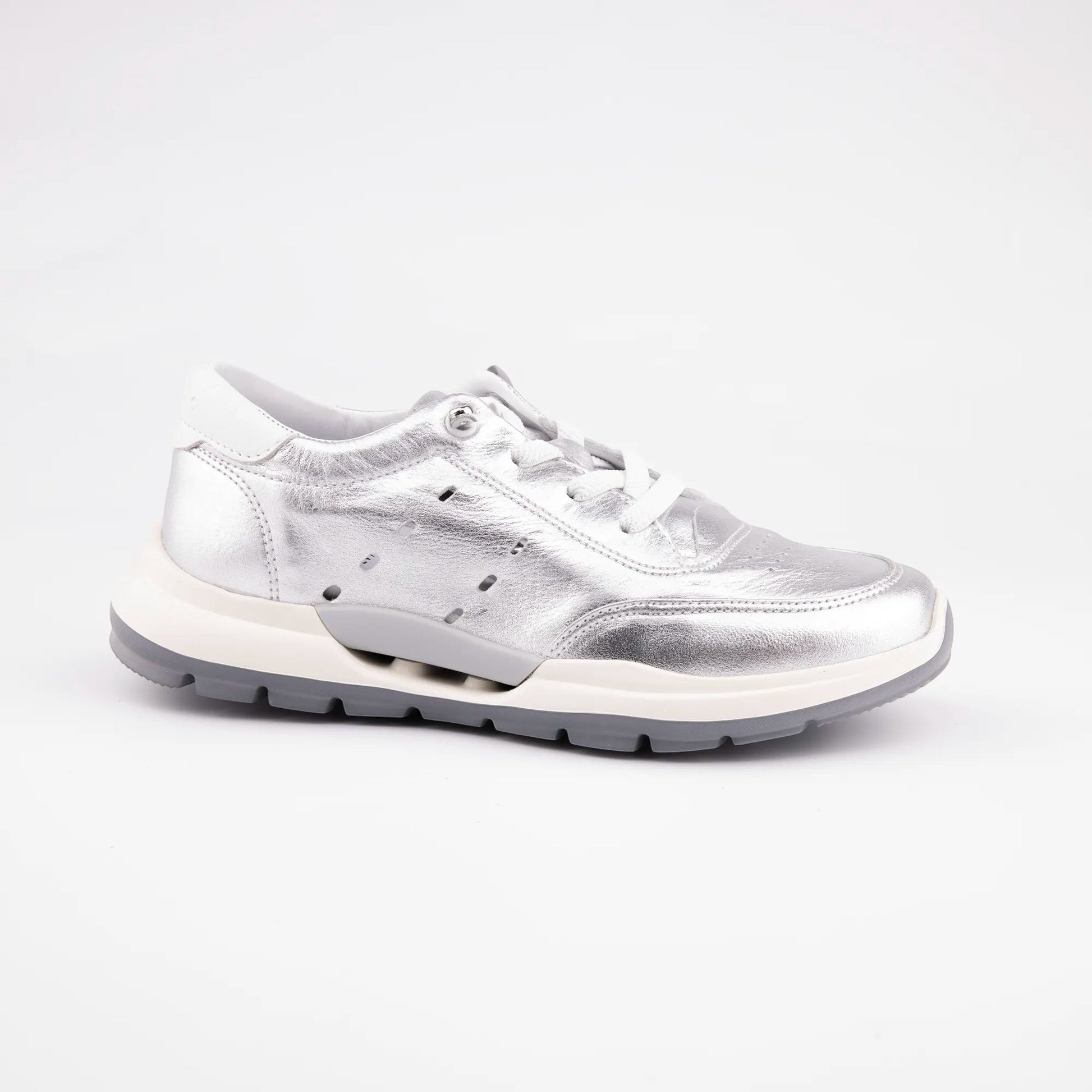 MrCalvano Comfort Walk gümüş rengi deri sneaker, yan kısımlarında delikli detaylar ve beyaz kalın taban tasarımı.