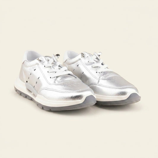 MrCalvano Comfort Walk gümüş rengi deri sneaker, yan kısımlarında delikli detaylar ve beyaz bağcıklı modern tasarım.