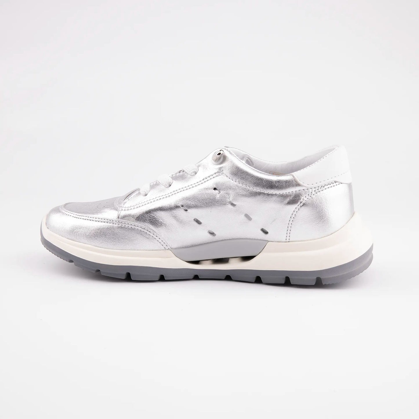 MrCalvano Comfort Walk gümüş rengi deri sneaker, yan profil görünümü, beyaz tabanlı modern günlük yürüyüş ayakkabısı.