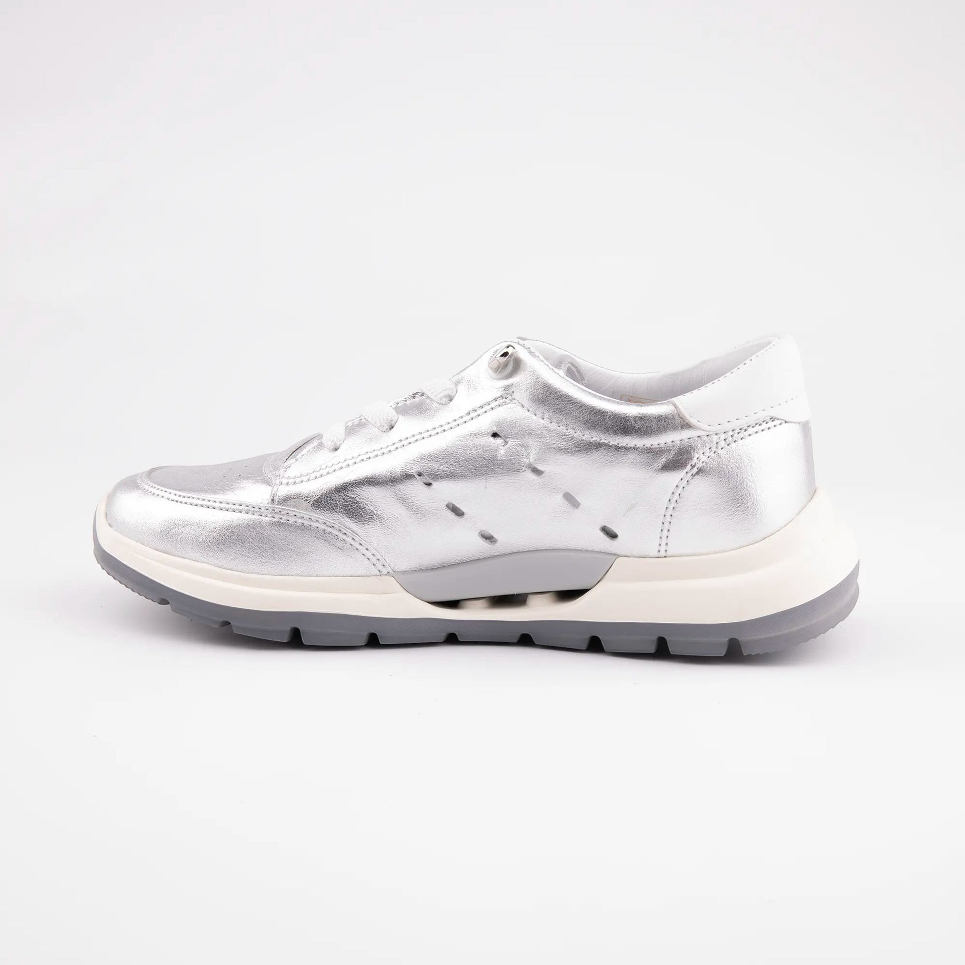 MrCalvano Comfort Walk gümüş rengi deri sneaker, yan profil görünümü, beyaz tabanlı modern günlük yürüyüş ayakkabısı.