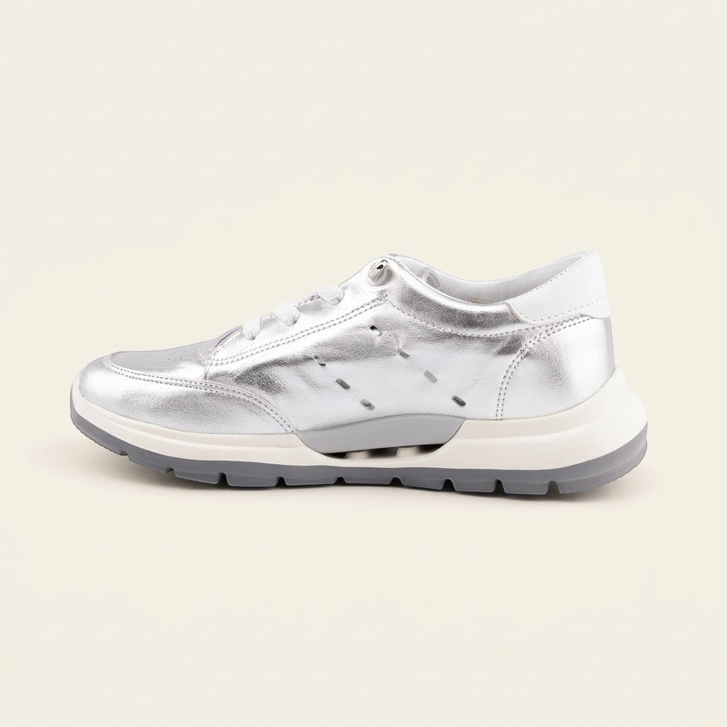 MrCalvano Comfort Walk gümüş renkli, deri, bağcıklı ve ergonomik tabanlı modern kadın sneaker ayakkabı