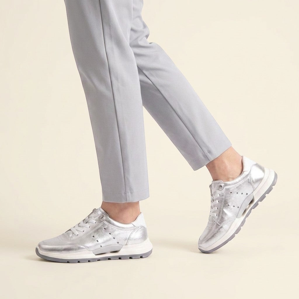 MrCalvano Comfort Walk gümüş renkli, delikli detaylara sahip deri sneaker, modern ve ergonomik tabanlı günlük ayakkabı.