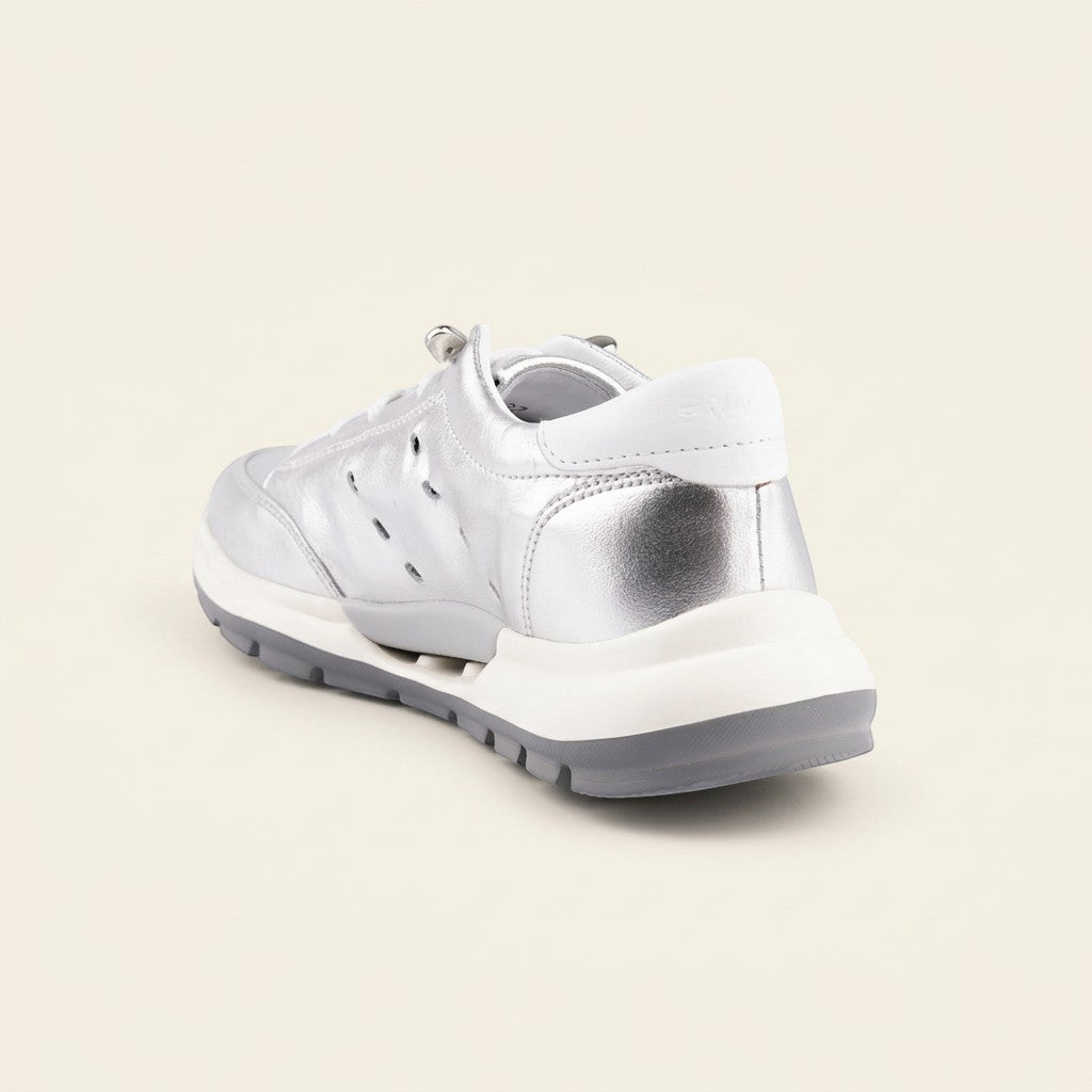 MrCalvano Comfort Walk gümüş renkli, delikli deri detaylara sahip, beyaz tabanlı modern erkek sneaker ayakkabı