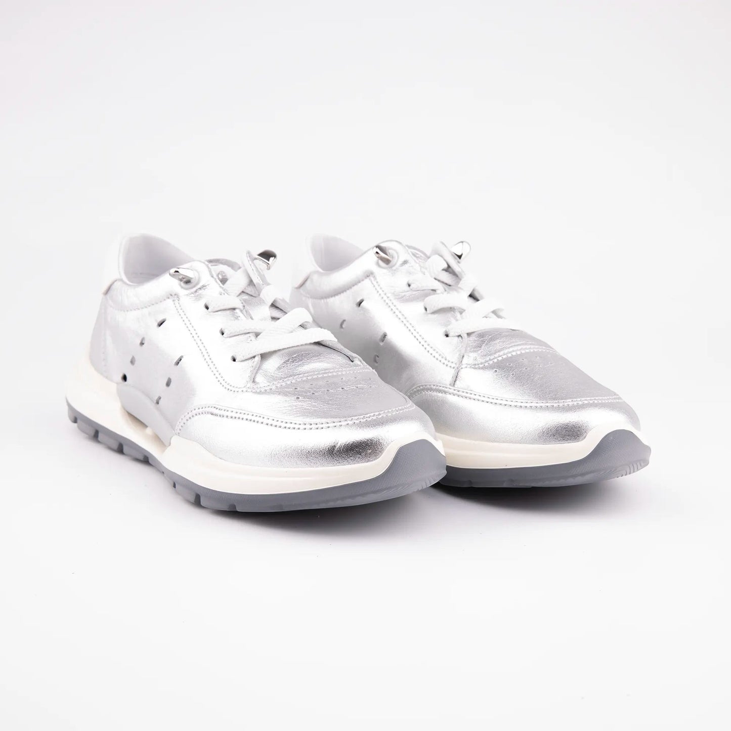 MrCalvano Comfort Walk gümüş rengi deri sneaker, yan kısımlarında delikli detaylar ve beyaz tabanlı modern tasarım.