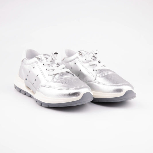 MrCalvano Comfort Walk gümüş rengi deri sneaker, yan kısımlarında delikli detaylar ve beyaz tabanlı modern tasarım.