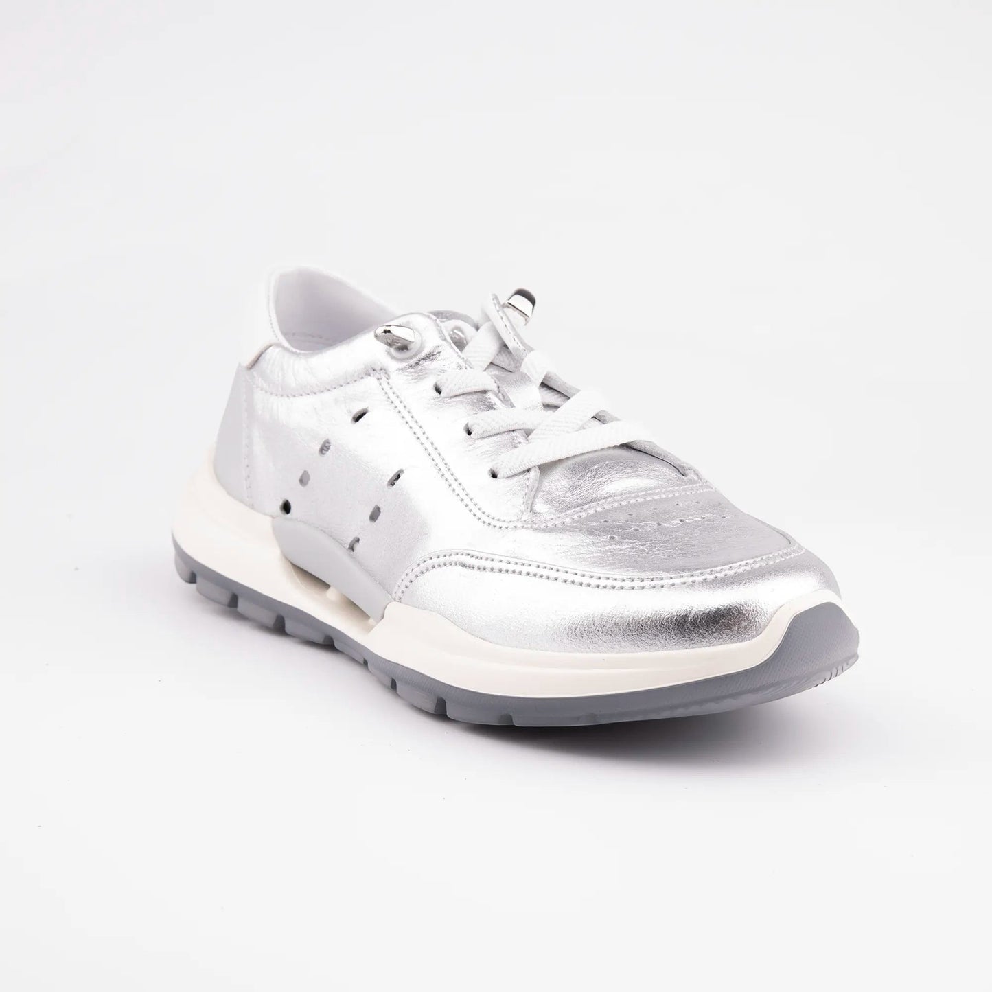 MrCalvano Comfort Walk gümüş rengi deri sneaker, beyaz tabanlı, bağcıklı ve yan kısımları delikli modern tasarım.