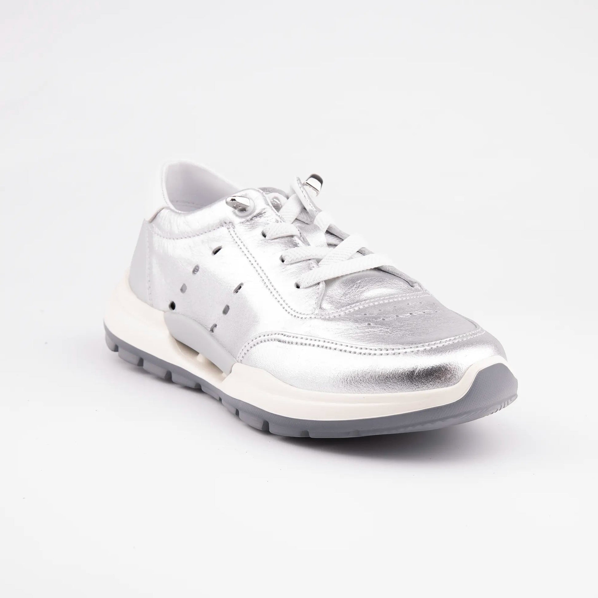 MrCalvano Comfort Walk gümüş rengi deri sneaker, beyaz tabanlı, bağcıklı ve yan kısımları delikli modern tasarım.