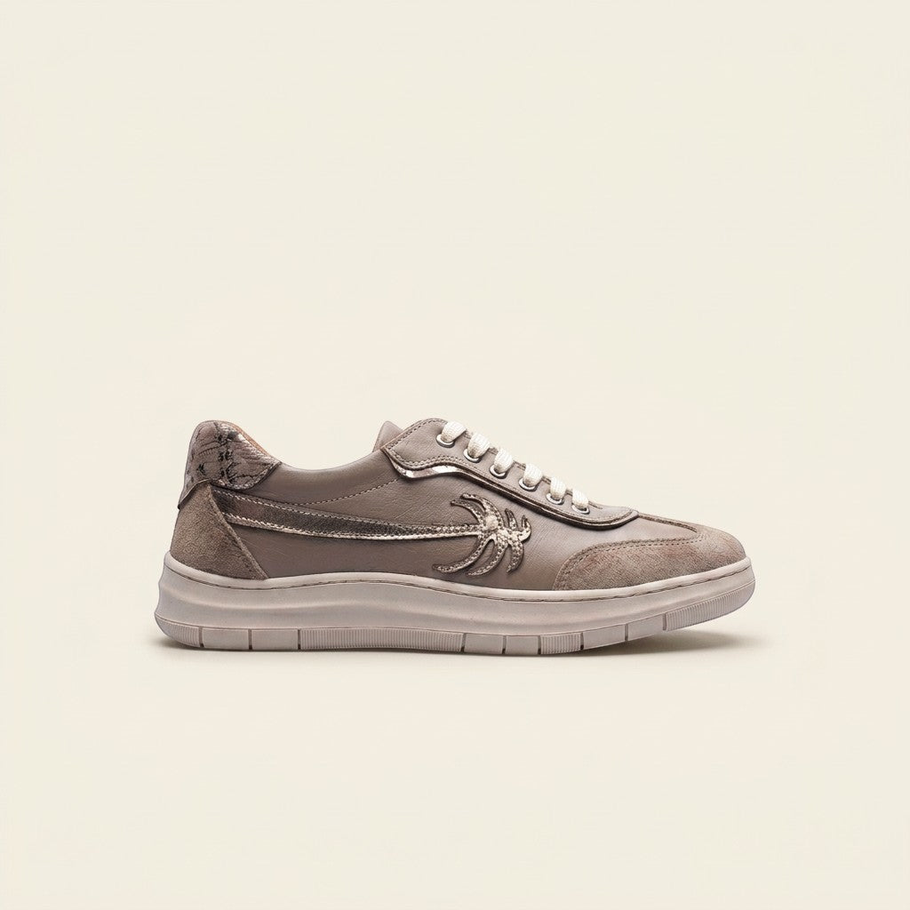 MrCalvano Palm Spring kum beji renginde, deri ve süet detaylı, yan kısmında palmiye figürü bulunan şık günlük sneaker.