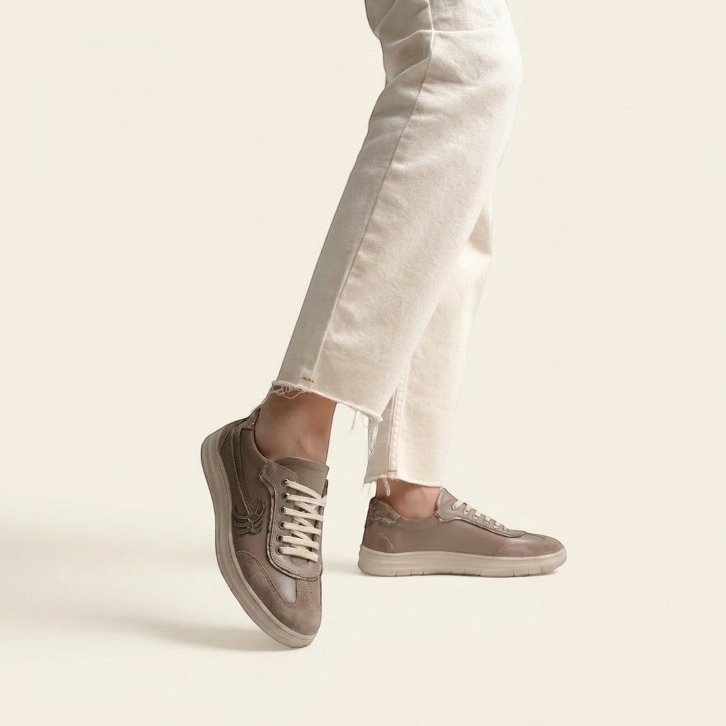 MrCalvano Palm Spring kum beji renginde, deri ve süet detaylı, konforlu ve şık günlük erkek sneaker modeli.