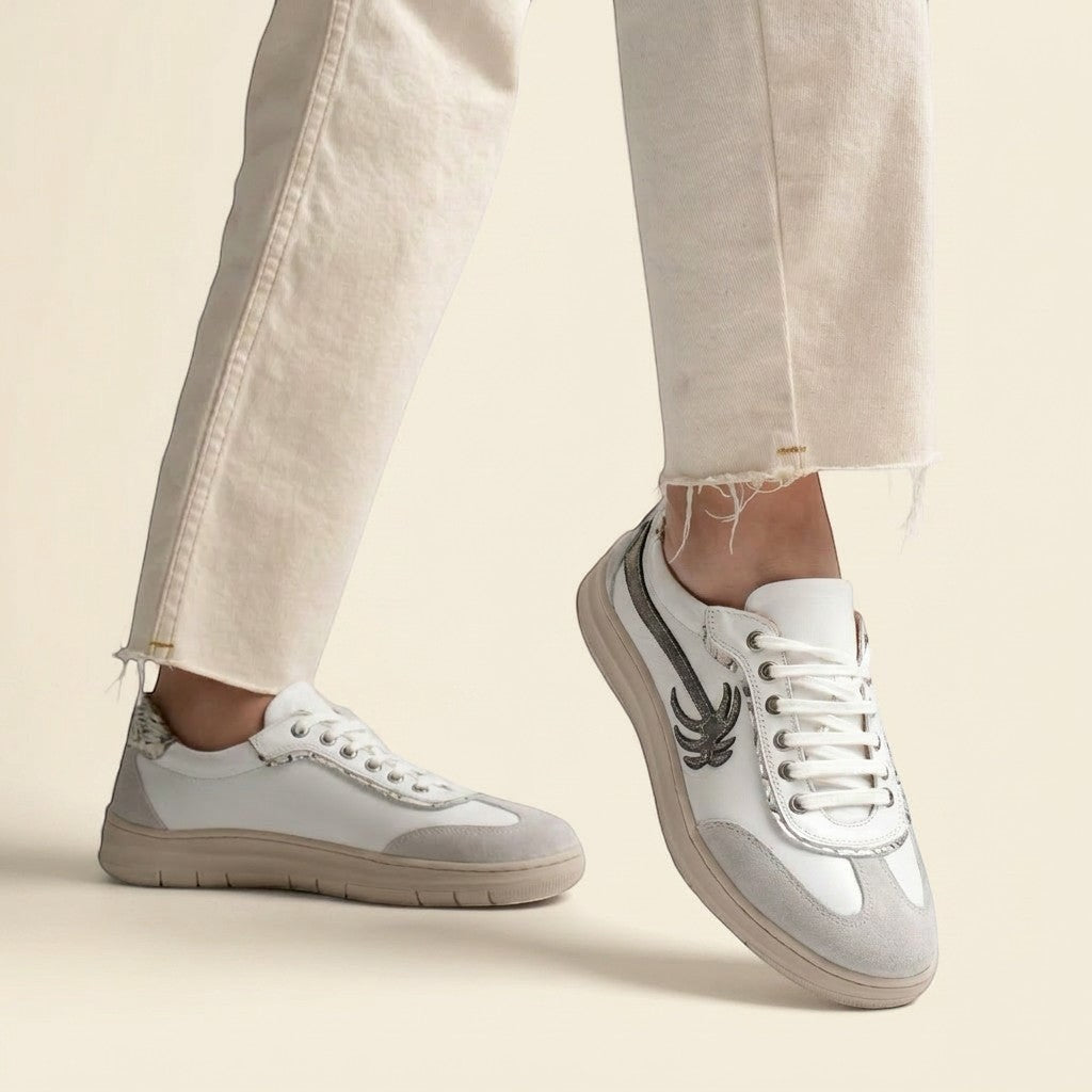 MrCalvano Palm Spring model, beyaz deri ve süet detaylı, yan tarafında palmiye figürü bulunan şık günlük sneaker.