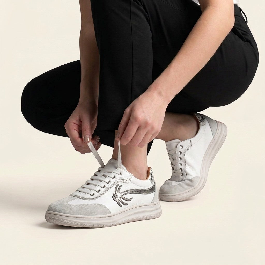 MrCalvano Palm Spring beyaz deri ve süet detaylı, yan kısmında palmiye figürü bulunan bağcıklı kadın sneaker modeli