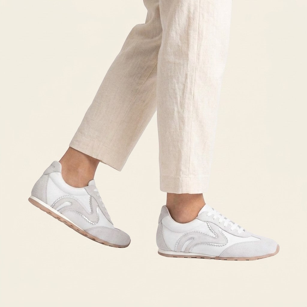 MrCalvano Pure Motion beyaz deri ve süet detaylı modern sneaker, bej pantolon ile kombinlenmiş yan profil görünümü