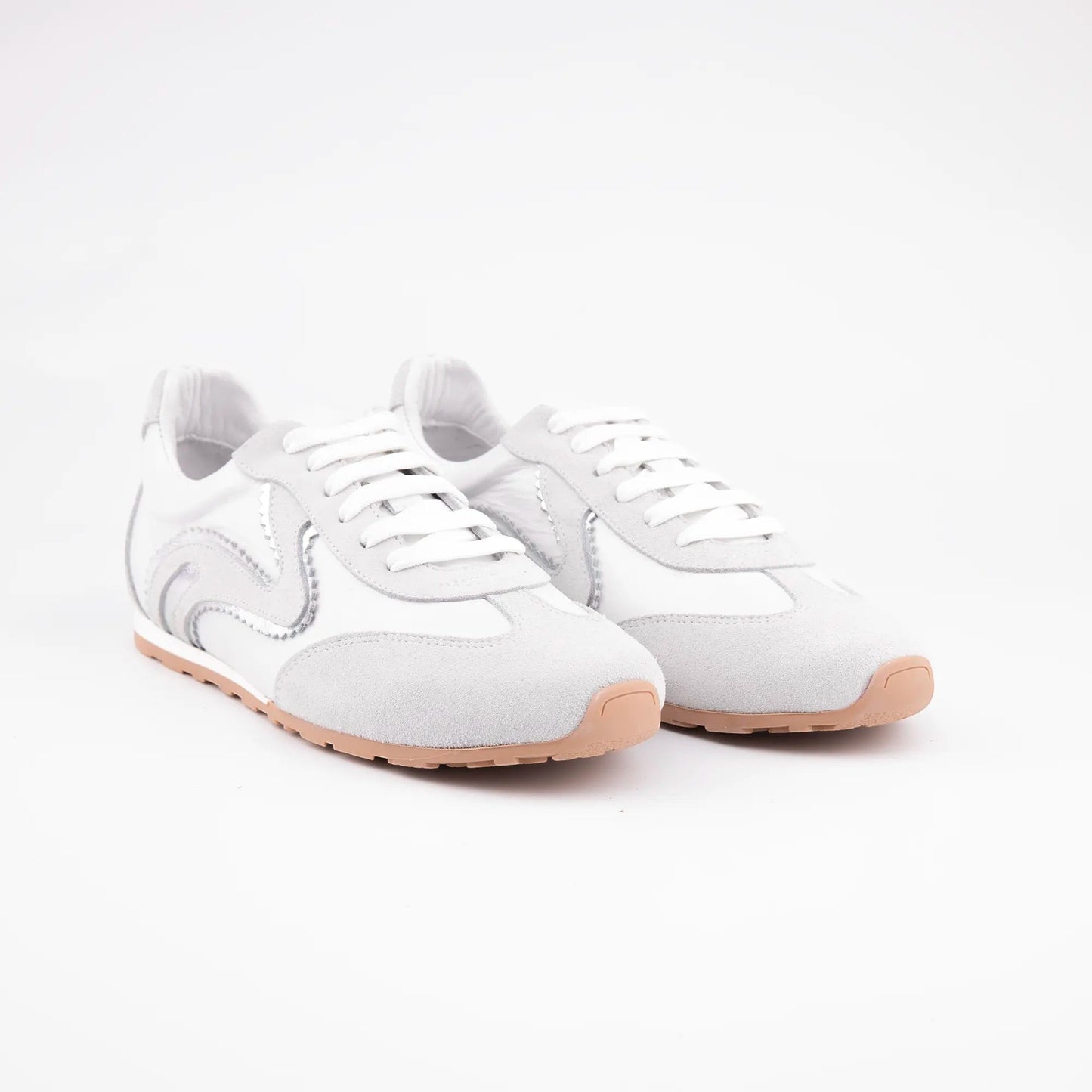 MrCalvano Pure Motion beyaz deri ve süet detaylı, metalik vurgulu, taba tabanlı modern kadın sneaker modeli