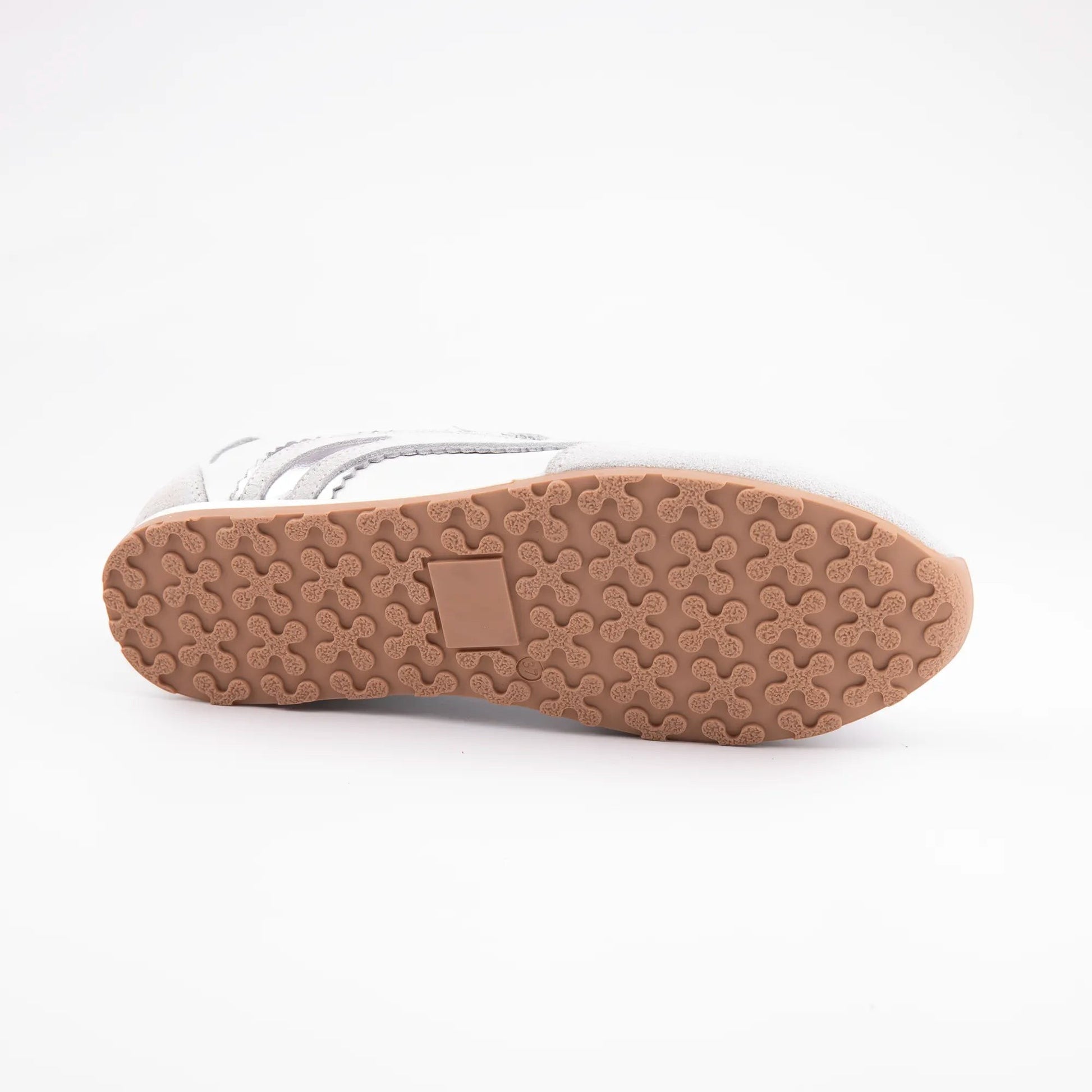 MrCalvano Pure Motion beyaz sneaker modelinin taba rengi desenli kauçuk taban yapısı ve alt görünümü