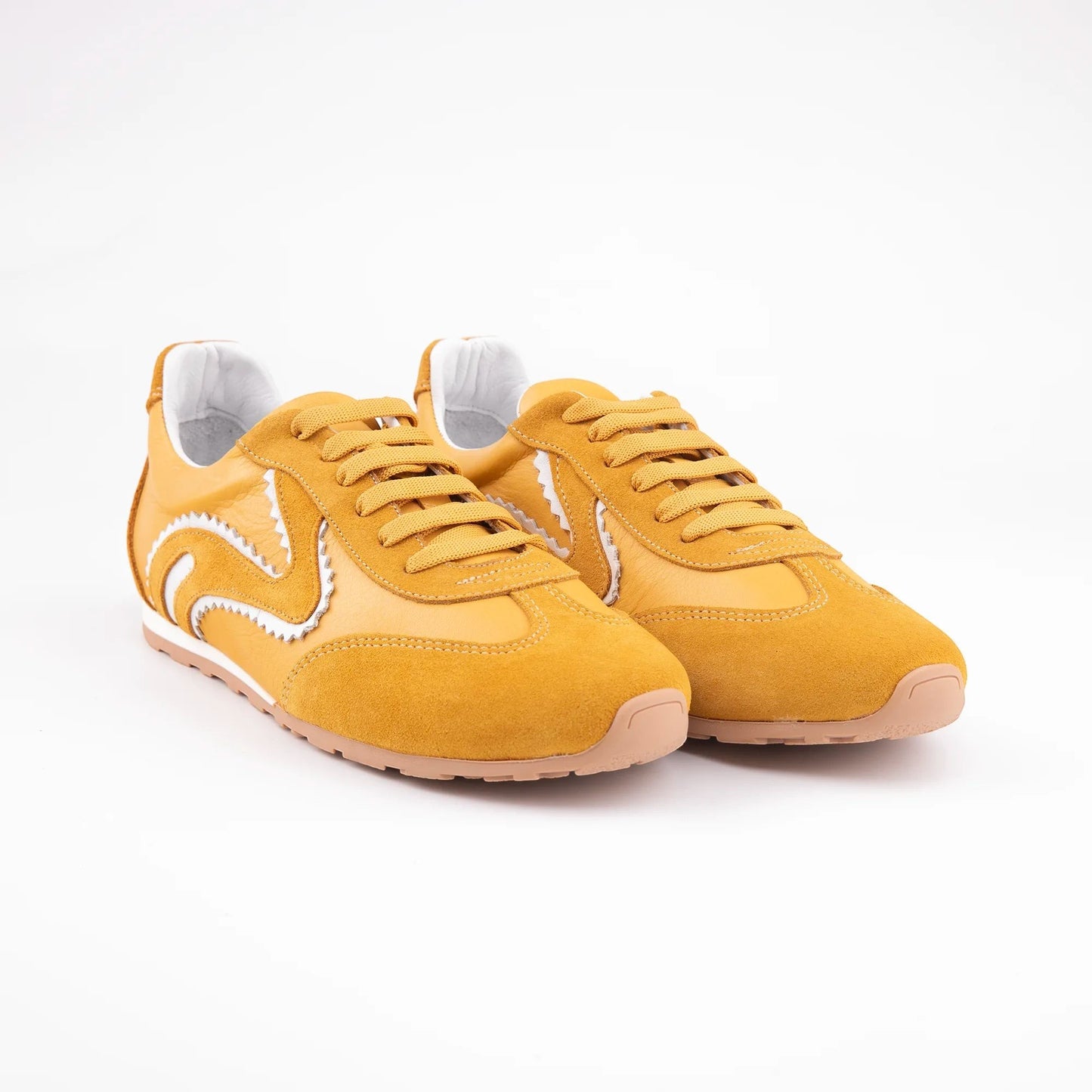 MrCalvano Pure Motion hardal sarısı süet ve deri detaylı, beyaz dikişli modern günlük sneaker modeli
