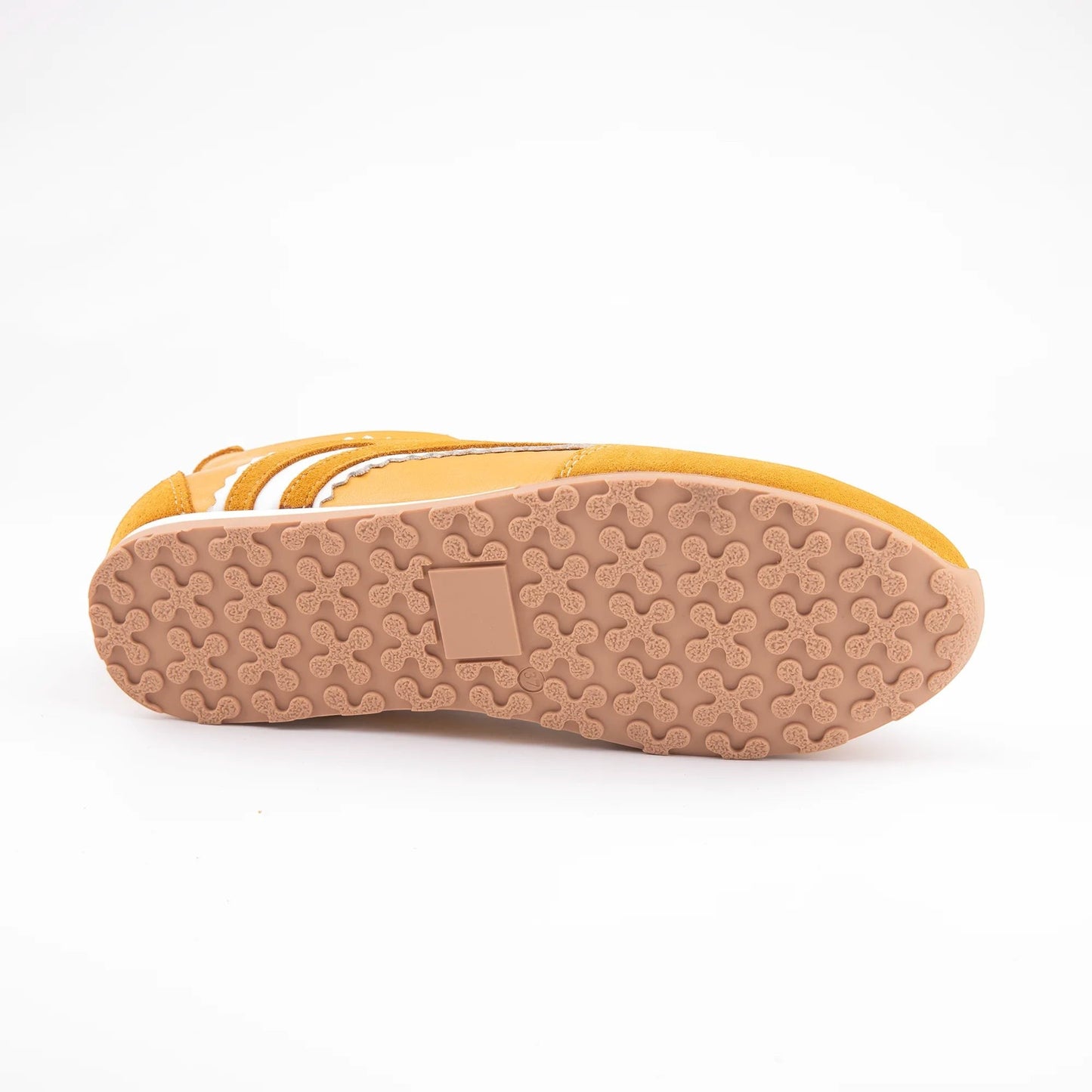 MrCalvano Pure Motion hardal sarısı süet sneaker taban detayı ve desenli kaymaz taban yapısı