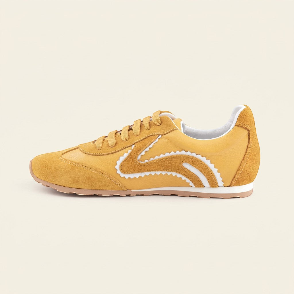 MrCalvano Pure Motion hardal sarısı deri ve süet detaylı, yan kısımları beyaz dalgalı tasarıma sahip modern sneaker