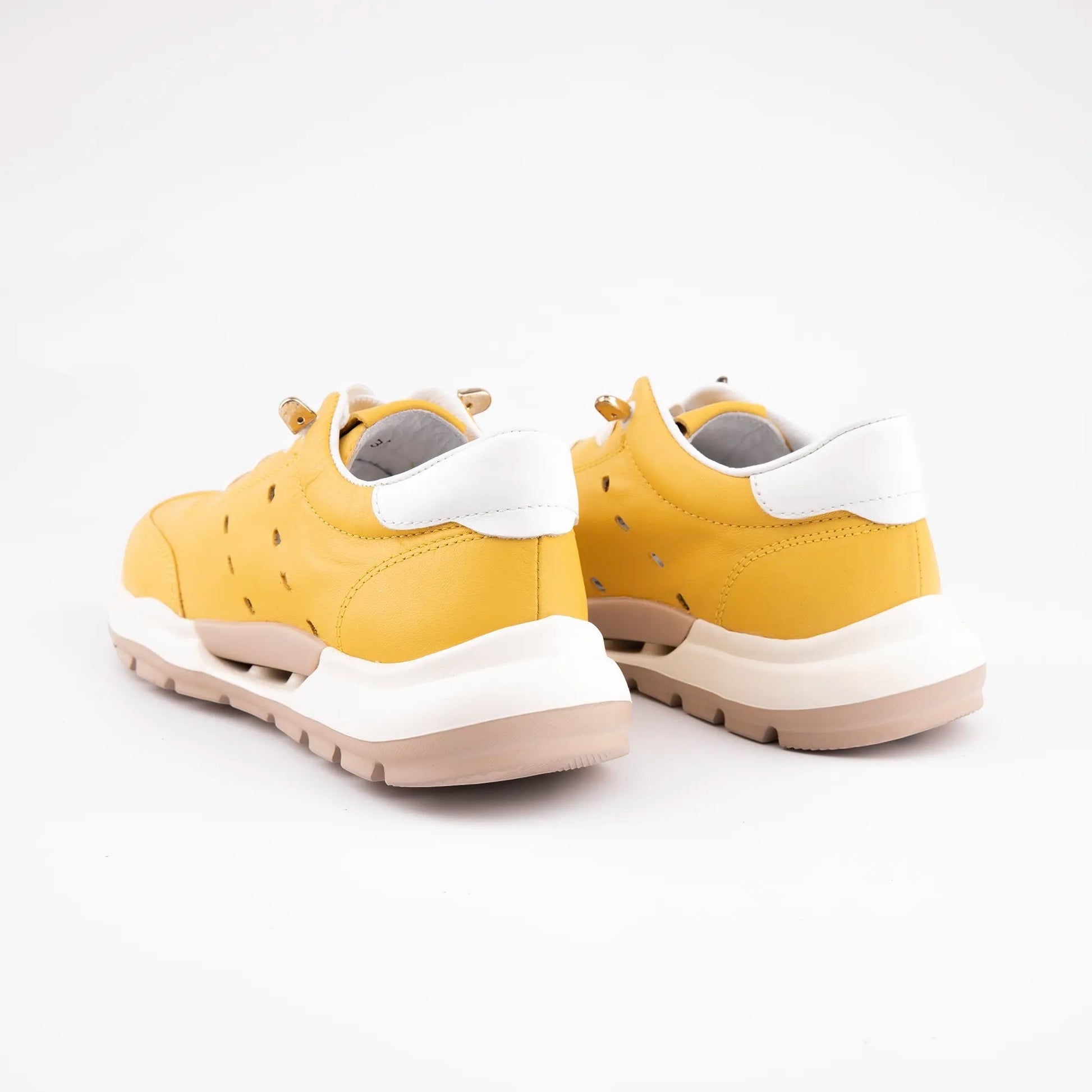 MrCalvano sarı deri sneaker, beyaz detaylı, delikli tasarıma ve ergonomik kalın tabana sahip arkadan görünüm.