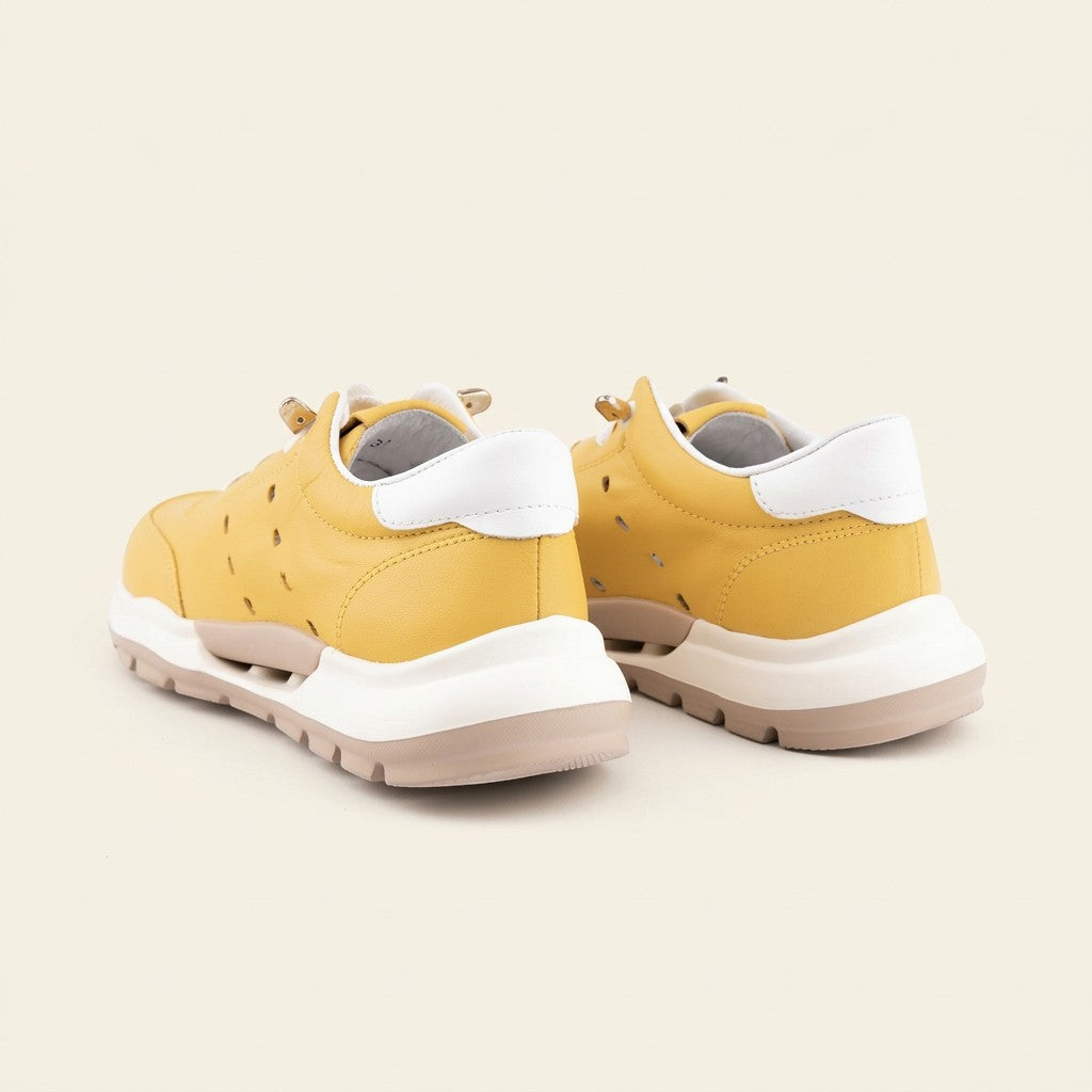 MrCalvano Comfort Walk sarı deri sneaker, nefes alabilir delikli detaylara ve beyaz tabanlı ergonomik tasarıma sahip.