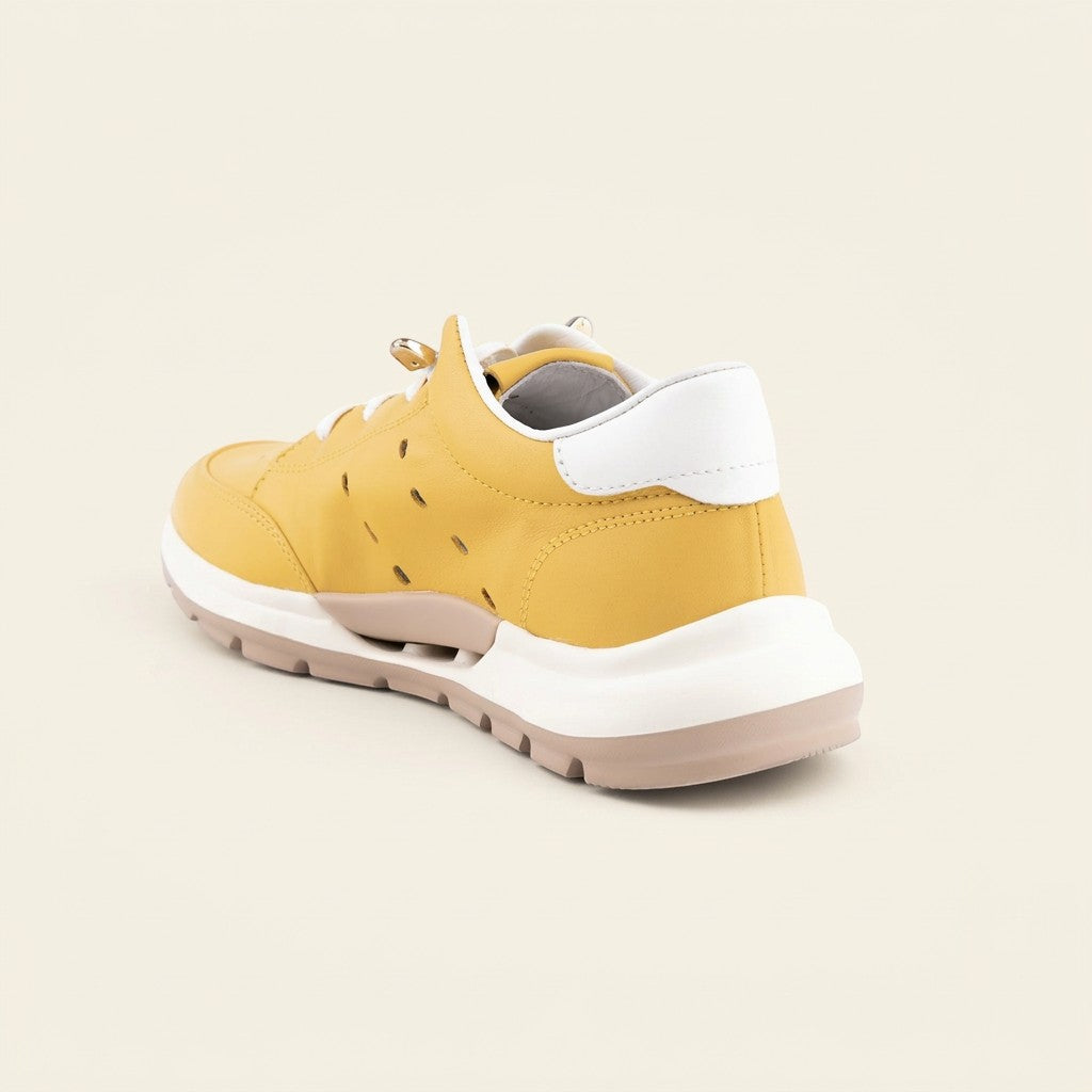 MrCalvano Comfort Walk sarı deri sneaker, yan kısımlarında hava alan delikli detaylar ve beyaz taban tasarımıyla.