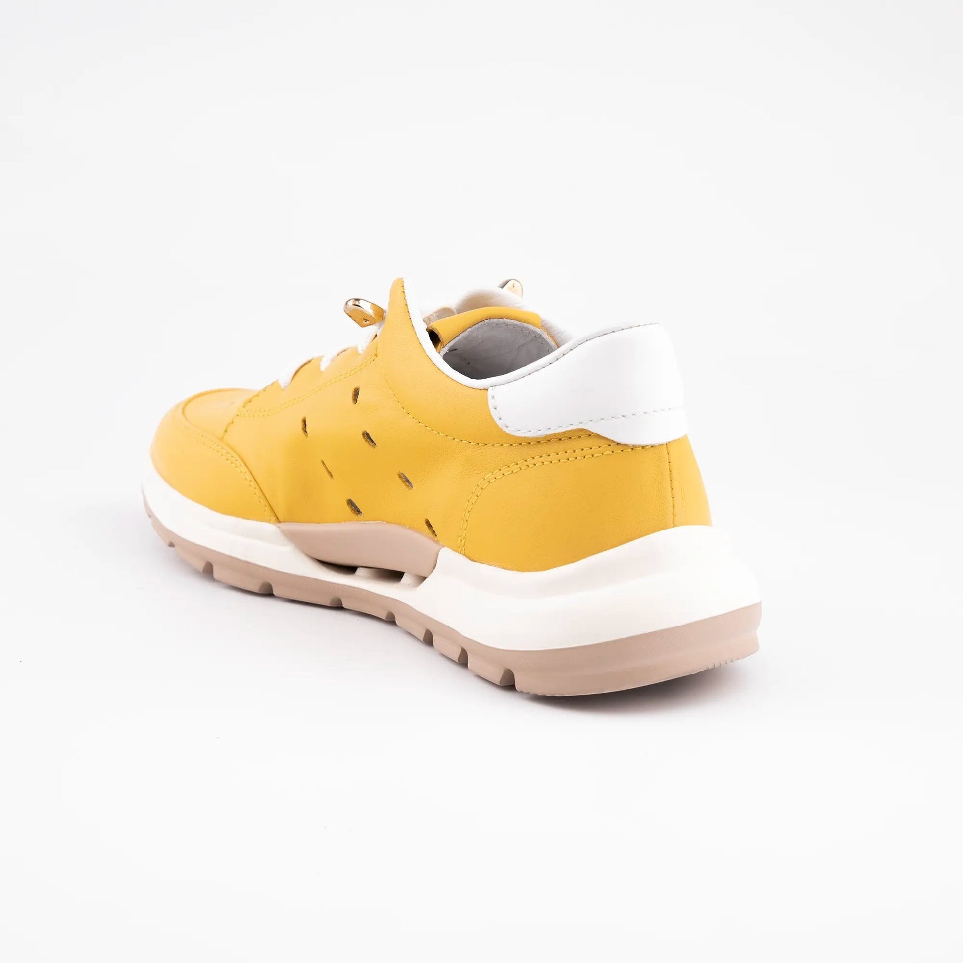 MrCalvano Comfort Walk sarı deri sneaker, yan kısımlarında hava alan delikli detaylar ve beyaz taban yapısı ile.