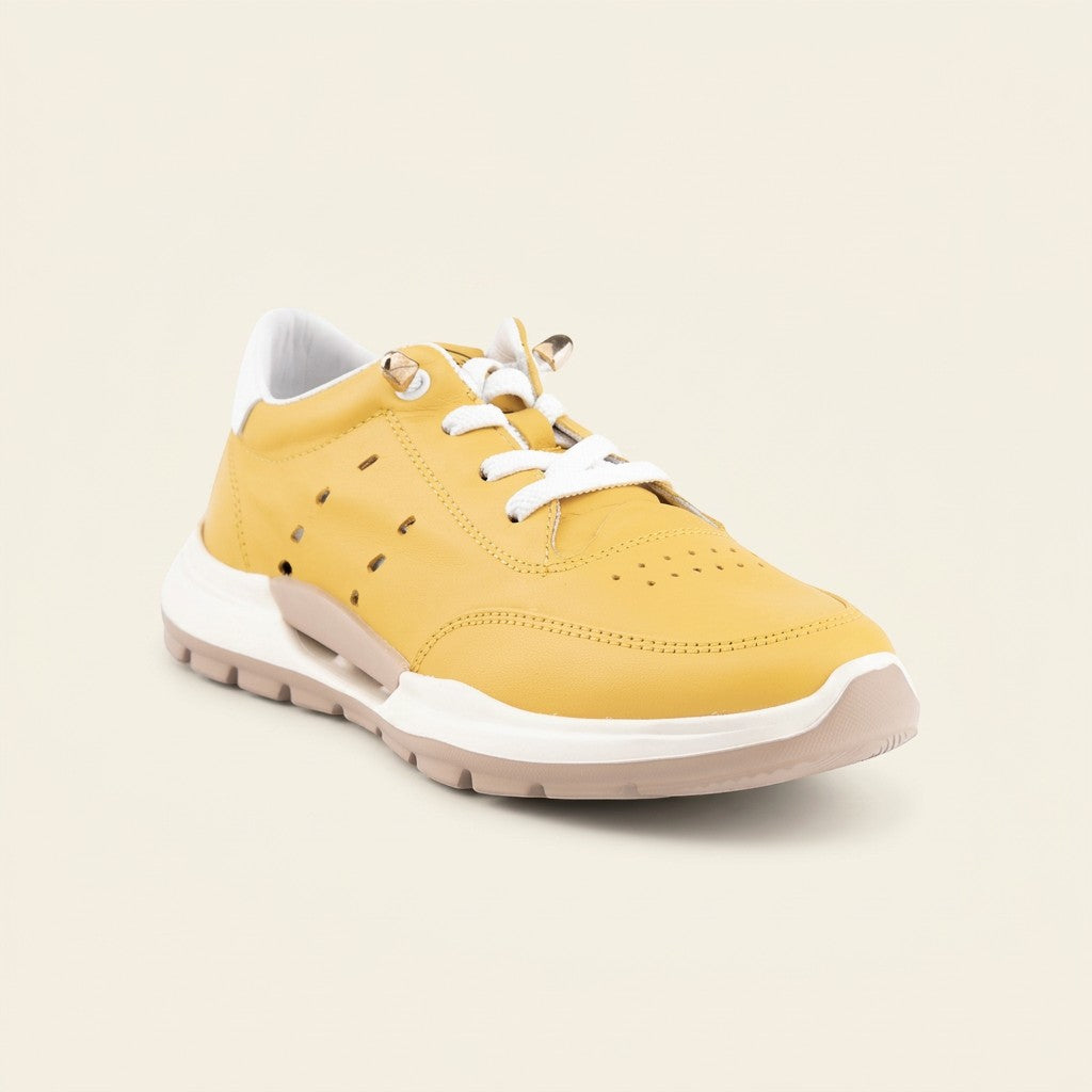 MrCalvano Comfort Walk sarı deri sneaker, yan kısımlarında hava alan delikli detaylara ve beyaz tabanlı ergonomik tasarıma sahip.