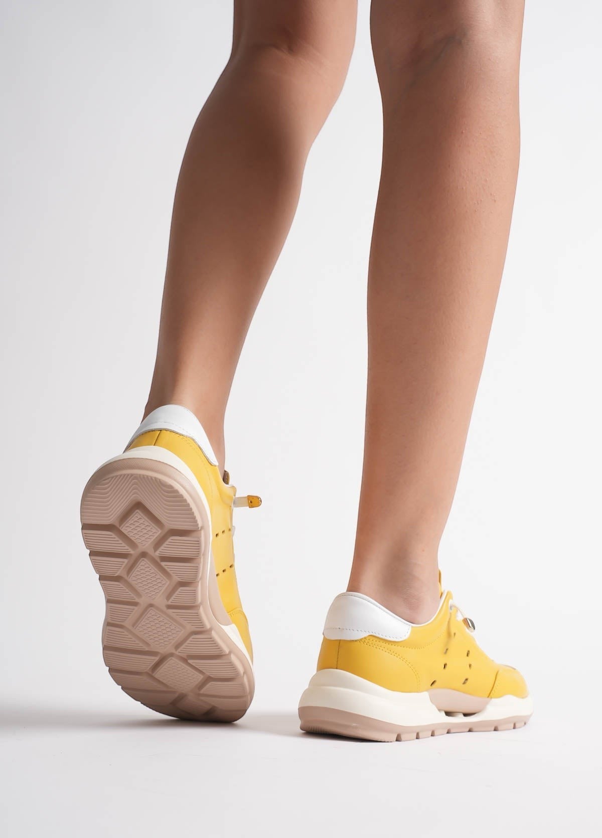 MrCalvano Comfort Walk sarı deri sneaker, beyaz detaylı ve ergonomik tabanlı günlük spor ayakkabı