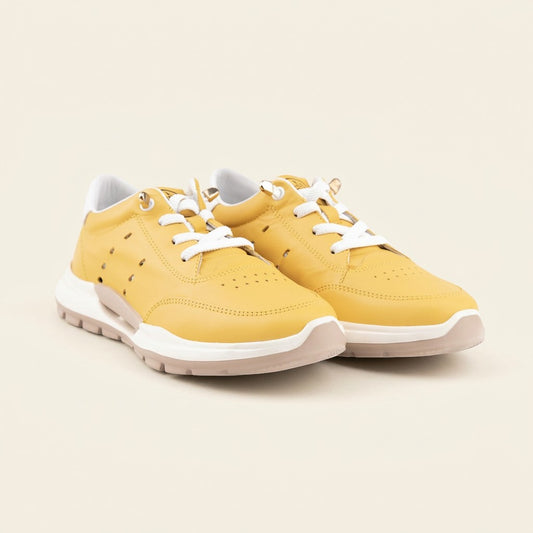 MrCalvano Comfort Walk sarı deri sneaker, beyaz bağcıklı ve delikli detaylı modern günlük spor ayakkabı tasarımı.
