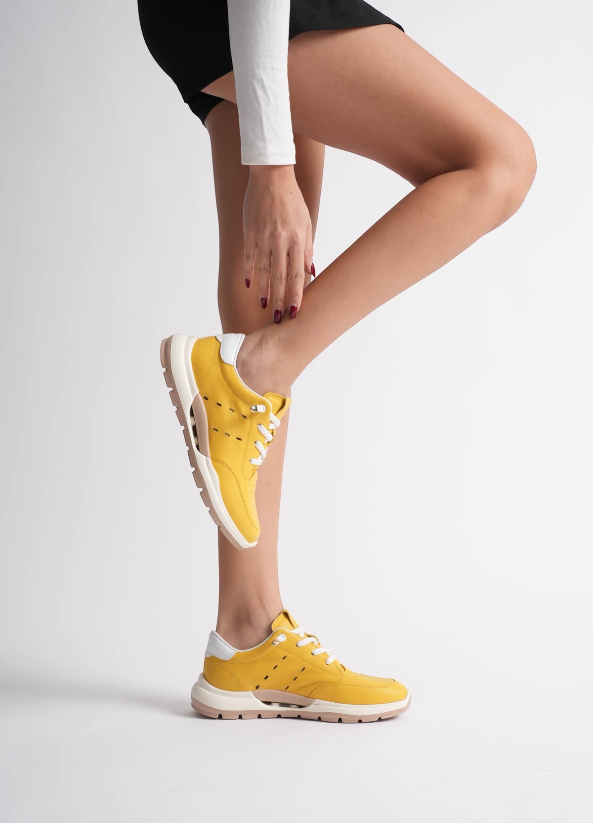 MrCalvano Comfort Walk sarı deri sneaker, beyaz bağcıklı ve ergonomik tabanlı modern günlük kadın spor ayakkabı