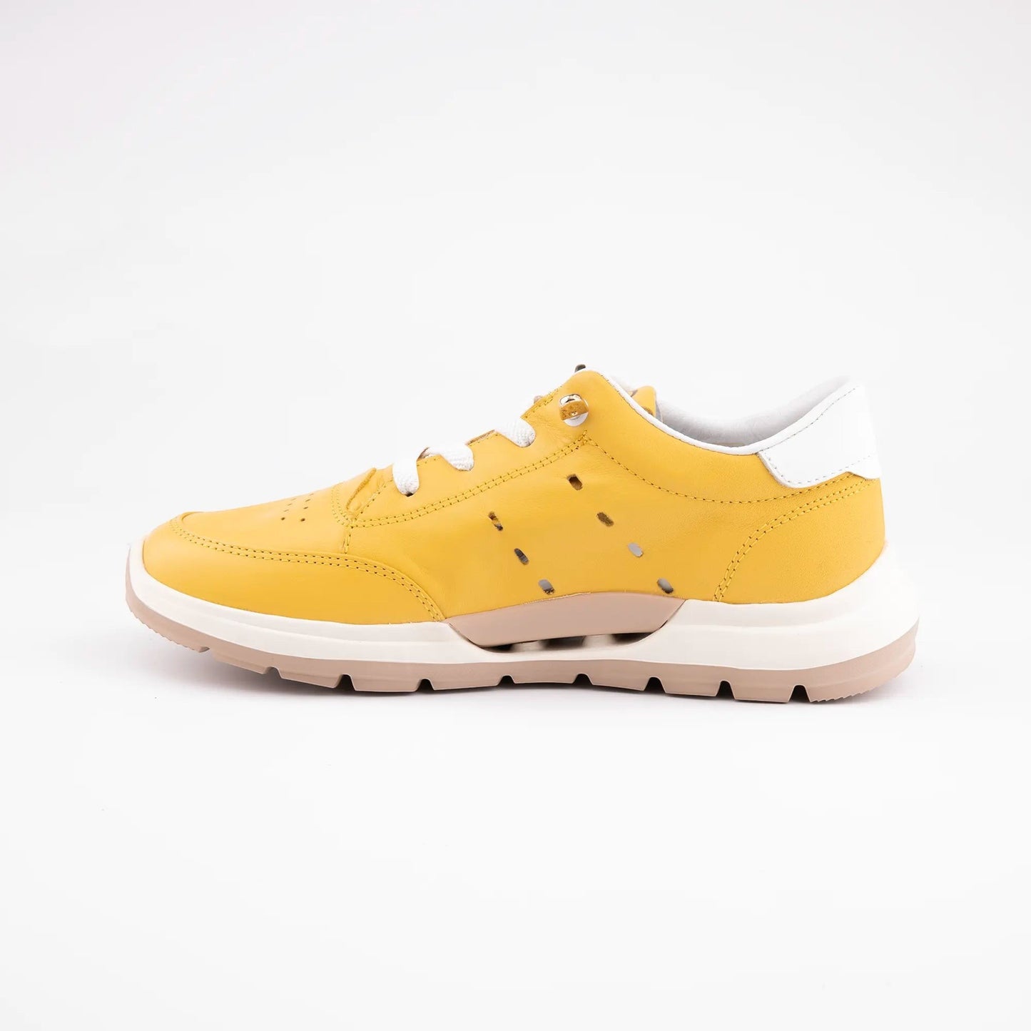 MrCalvano Comfort Walk sarı deri sneaker, yan yüzeyinde delikli detaylar ve beyaz topuk detayı ile modern günlük ayakkabı