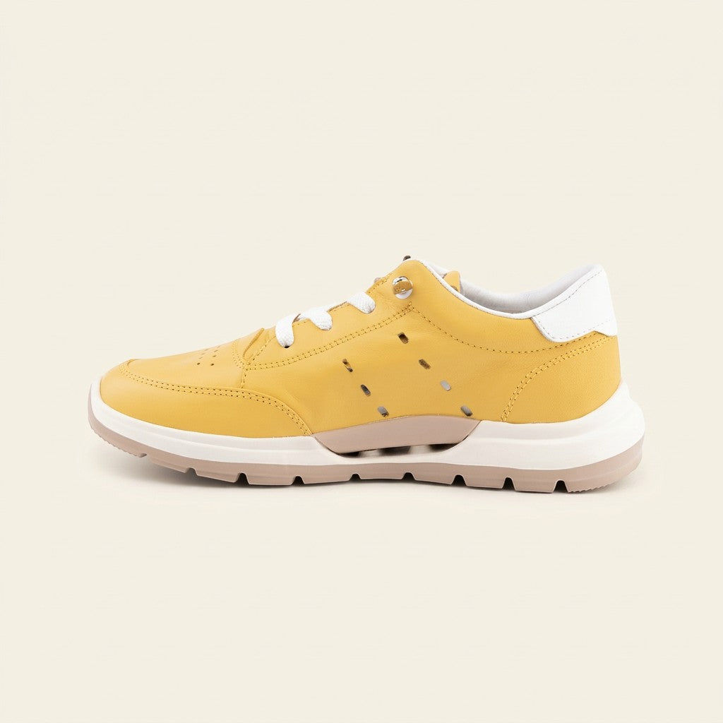 MrCalvano Comfort Walk sarı deri sneaker, yan yüzeyinde havalandırma delikleri ve beyaz detaylı taban yapısı ile.
