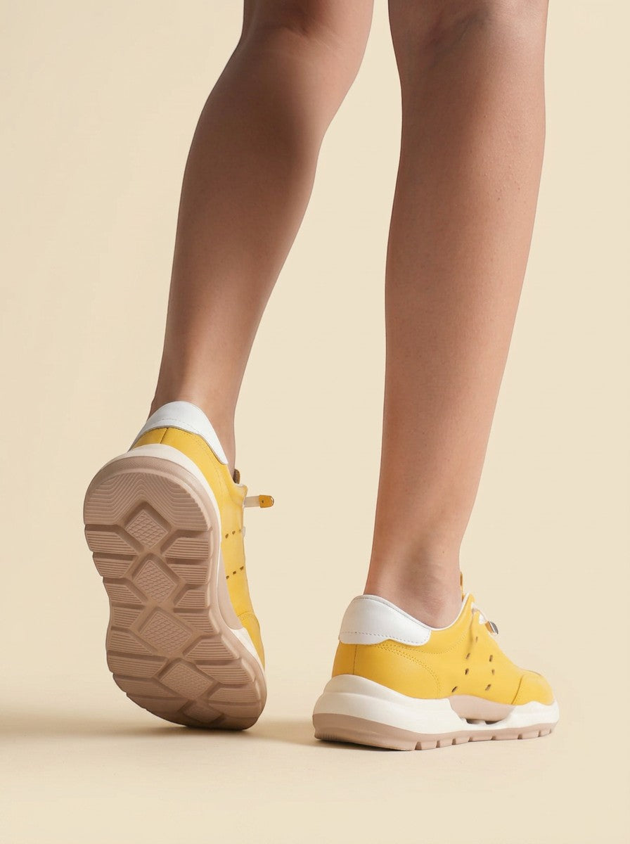 MrCalvano Comfort Walk sarı deri sneaker, delikli detaylı tasarım ve beyaz topuk destekli ergonomik taban yapısı