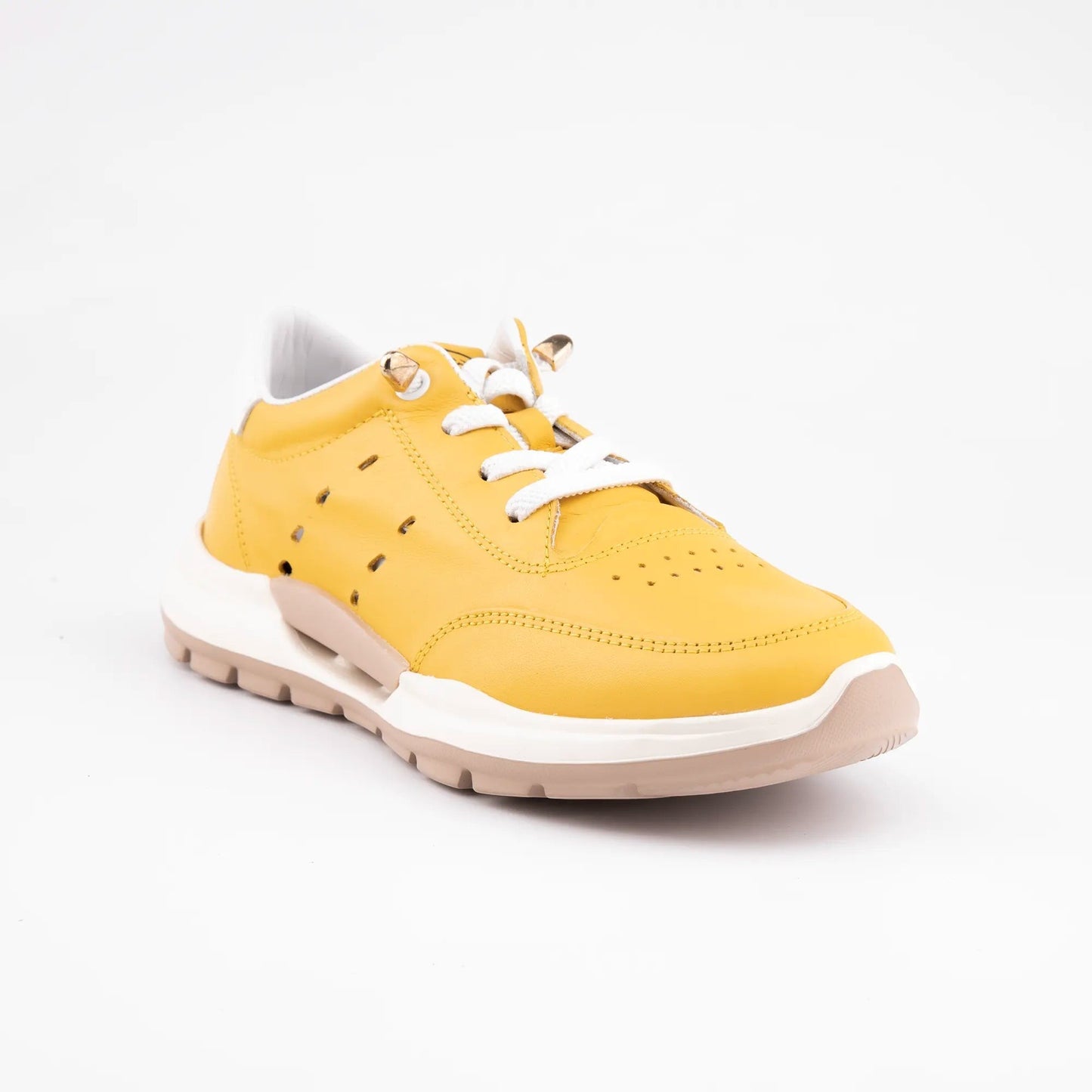 MrCalvano Comfort Walk sarı deri sneaker, nefes alabilir delikli detaylara ve beyaz tabanlı ergonomik tasarıma sahip.