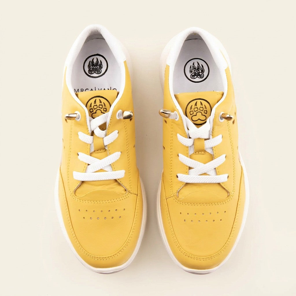 MrCalvano Comfort Walk sarı deri sneaker, beyaz bağcıklı ve delikli detaylı modern günlük spor ayakkabı