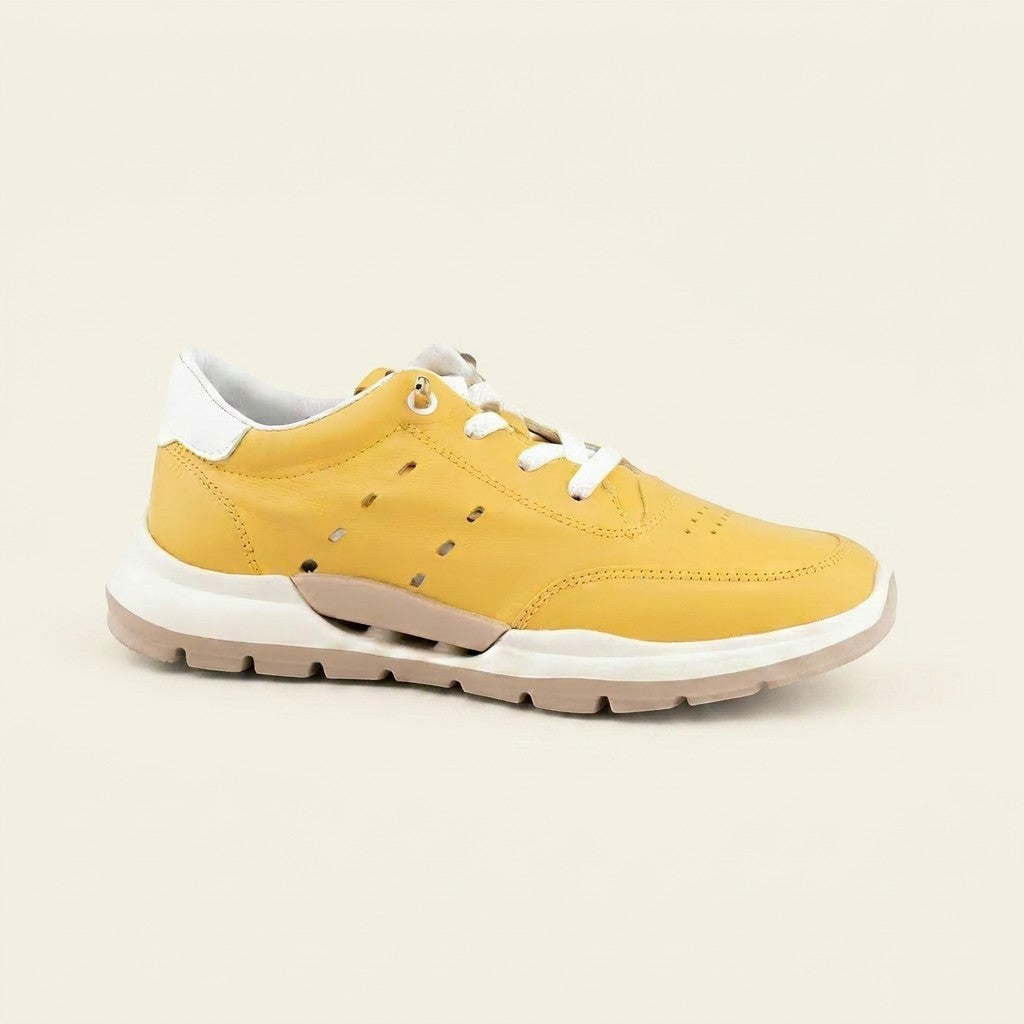 MrCalvano sarı deri sneaker, yan kısımlarında hava alan delikli detaylara ve beyaz tabanlı ergonomik tasarıma sahip.