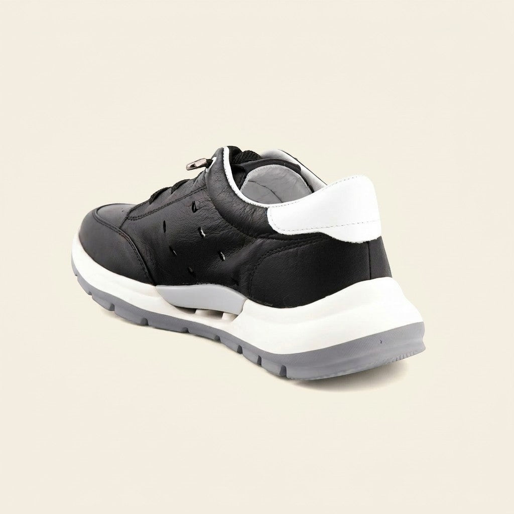 MrCalvano Comfort Walk siyah beyaz deri sneaker, delikli detaylara ve ergonomik darbe emici tabana sahip günlük ayakkabı.