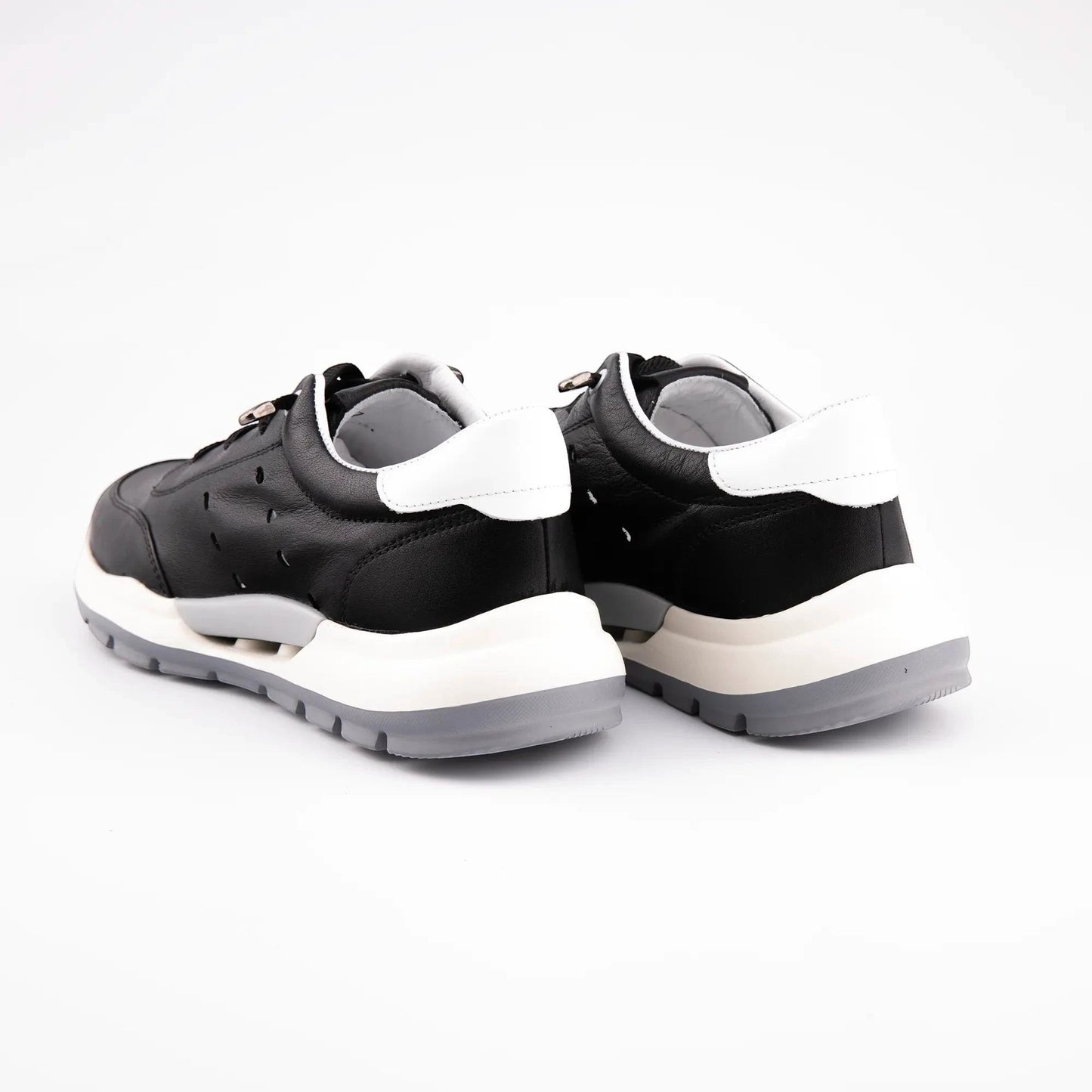 MrCalvano Comfort Walk siyah beyaz deri sneaker, delikli detaylara ve ergonomik taban yapısına sahip günlük spor ayakkabı