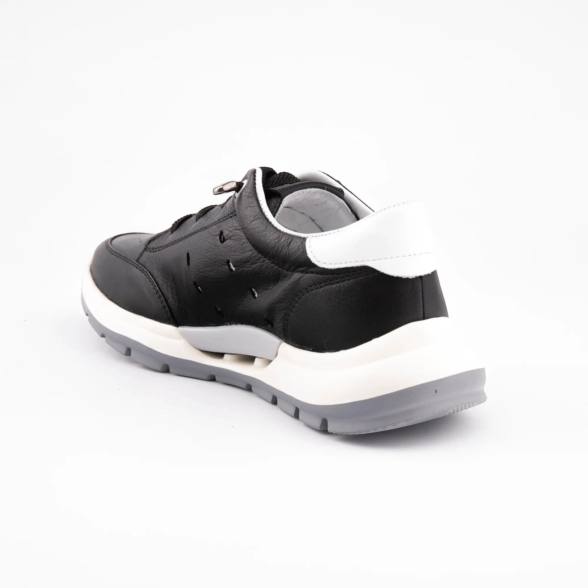MrCalvano Comfort Walk siyah beyaz deri sneaker, yan yüzeyinde delikli detaylar ve ergonomik gri taban yapısı ile.