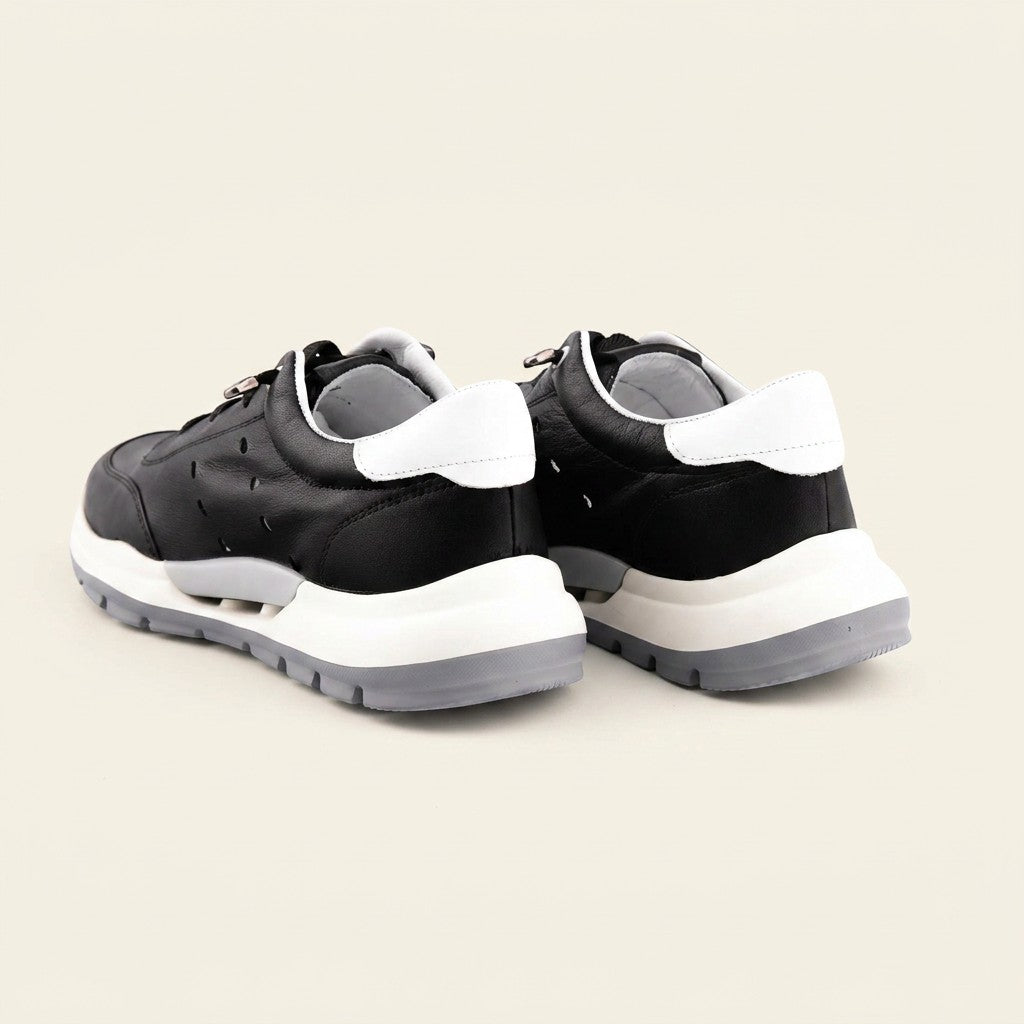 MrCalvano Comfort Walk siyah beyaz deri sneaker, delikli detaylara ve ergonomik taban yapısına sahip günlük spor ayakkabı
