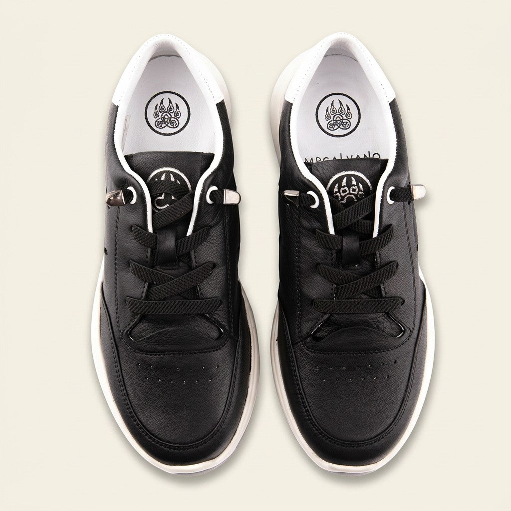 MrCalvano Comfort Walk siyah beyaz deri sneaker, üstten görünüm, bağcıklı tasarım ve nefes alan delikli detaylar.